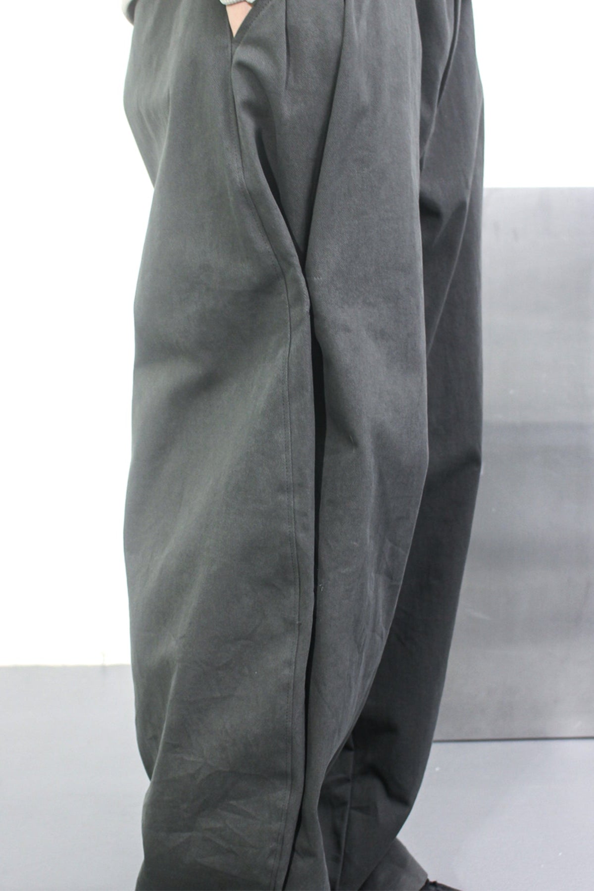 MAGNETIC CURVED PANTS CHARCOAL