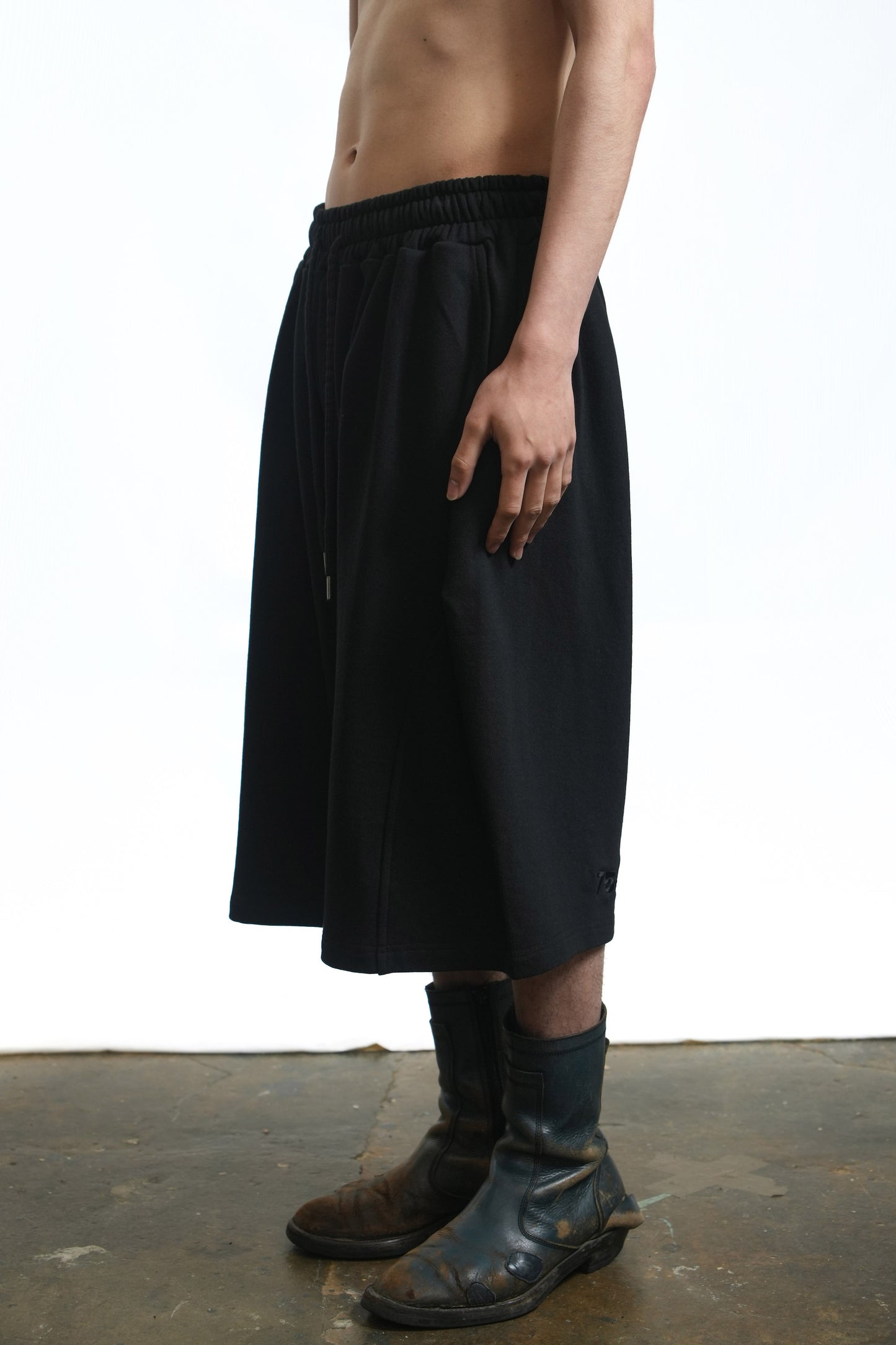 75-RC TUCKED CURVE SHORTS BLACK