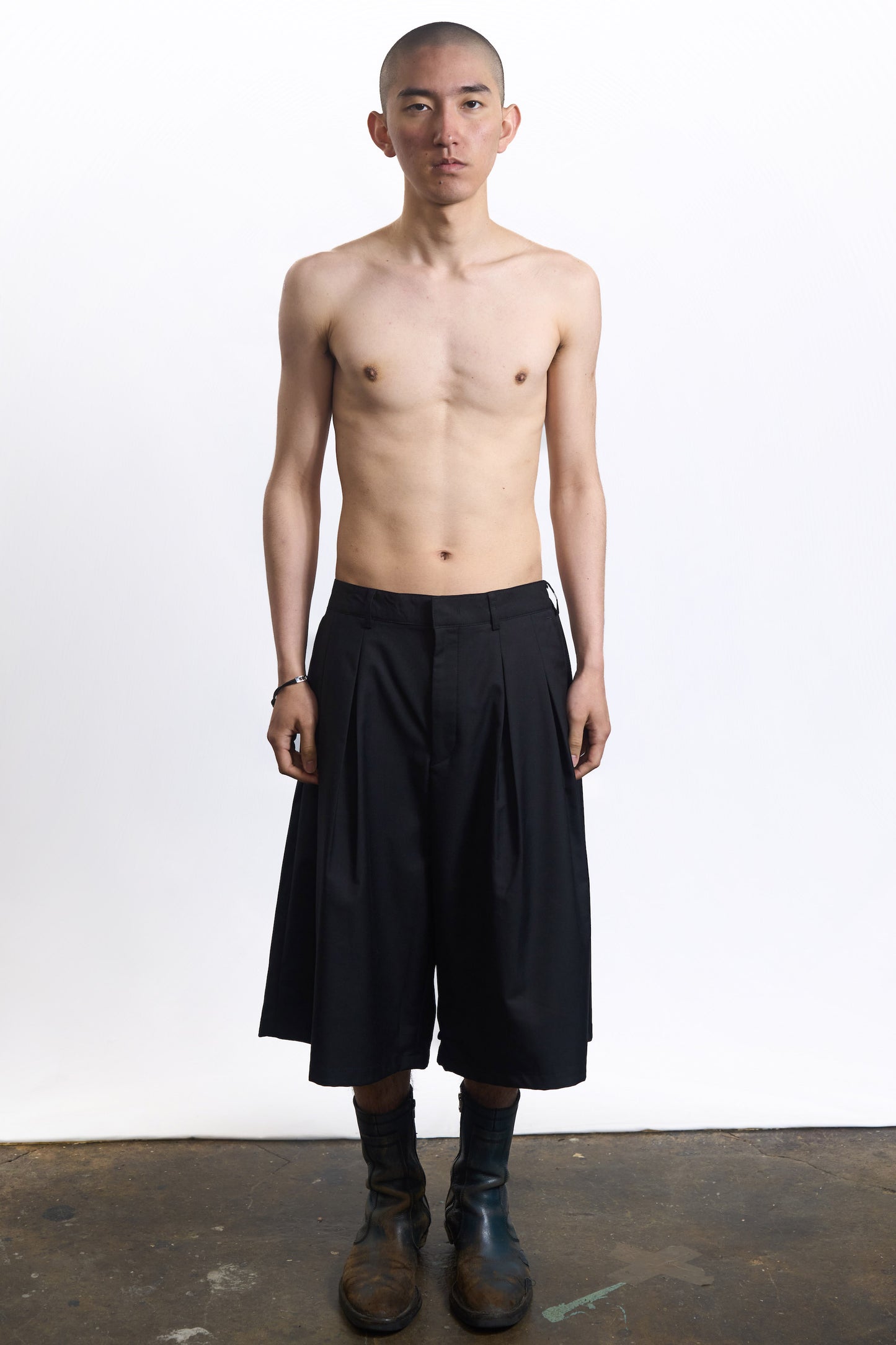 75-RC TWO-TUCK TROUSER SHORTS BLACK