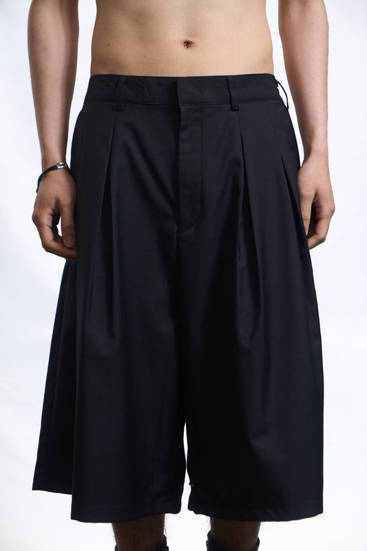 TWO-TUCK TROUSER SHORTS BLACK