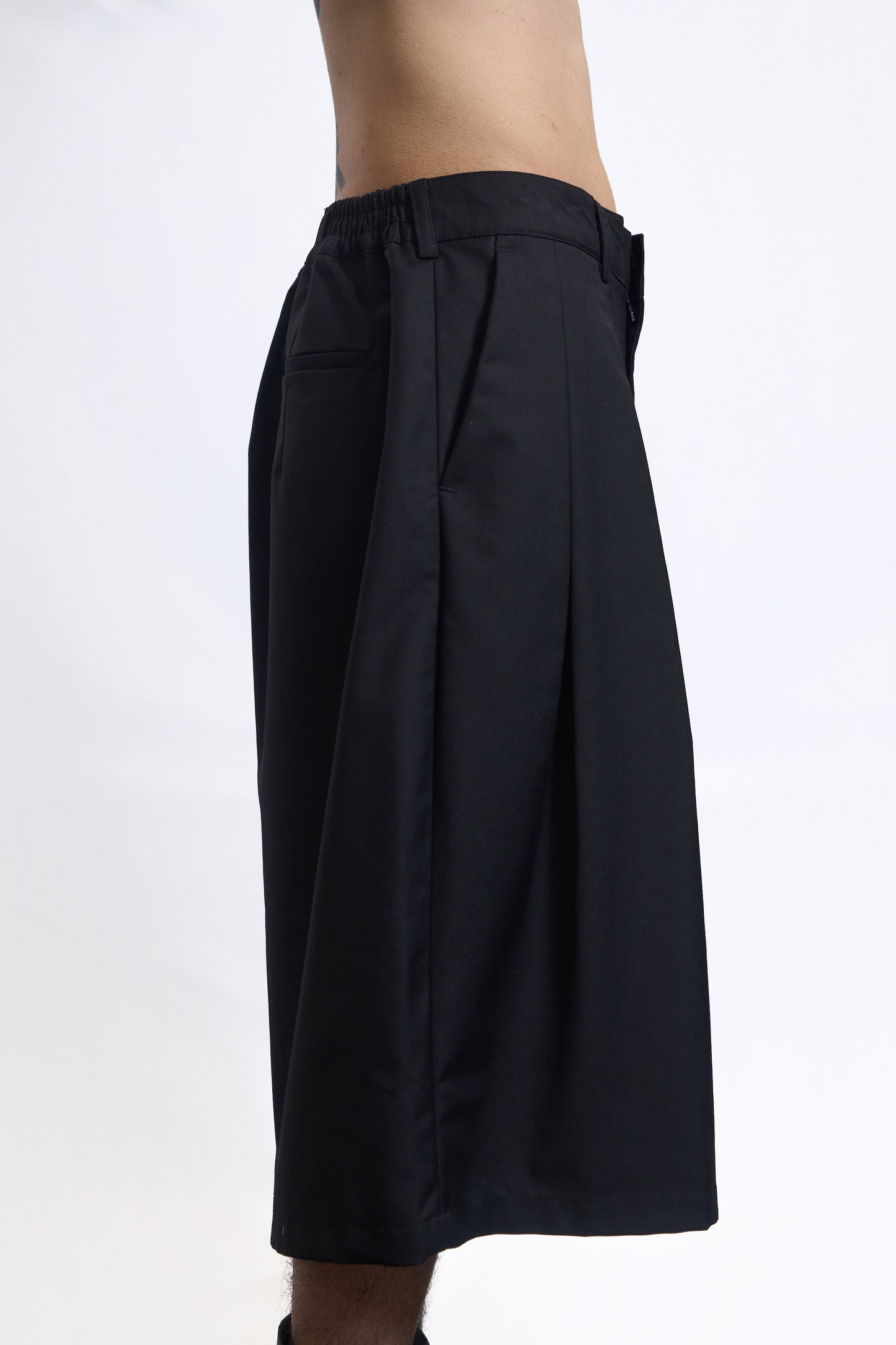 TWO-TUCK TROUSER SHORTS BLACK