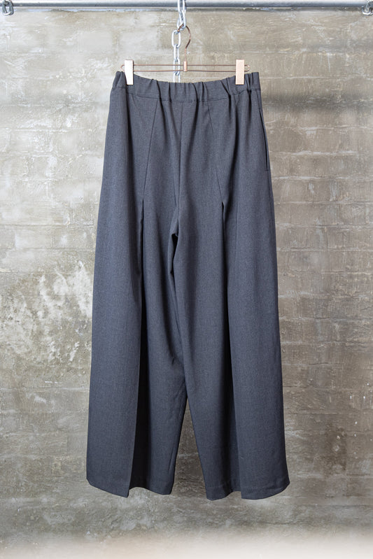 MINIMAL TUCK WIDE TROUSERS — GREY