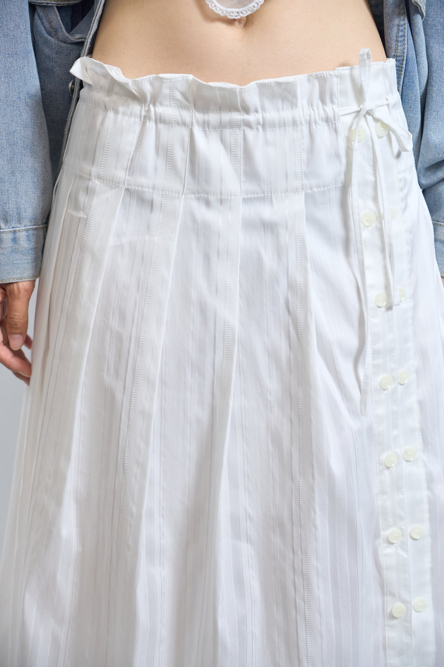 ASYMMETRIC BUTTON PLEATED SKIRT WHITE