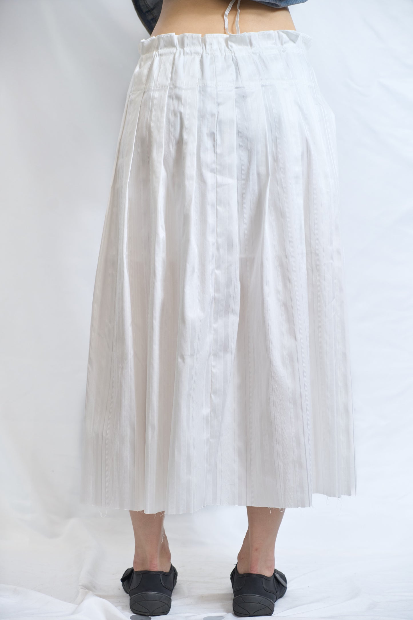 ASYMMETRIC BUTTON PLEATED SKIRT WHITE