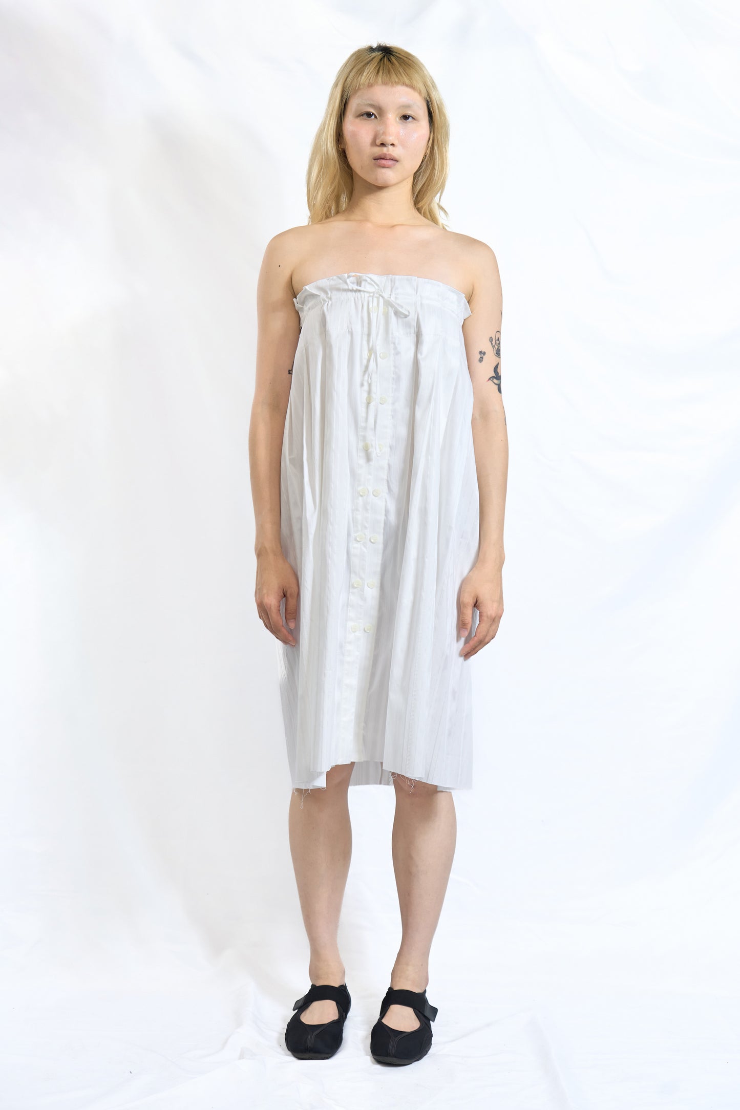 ASYMMETRIC BUTTON PLEATED SKIRT WHITE