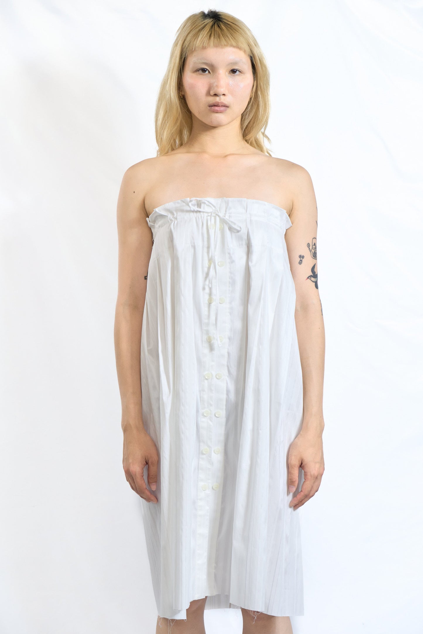 ASYMMETRIC BUTTON PLEATED SKIRT WHITE