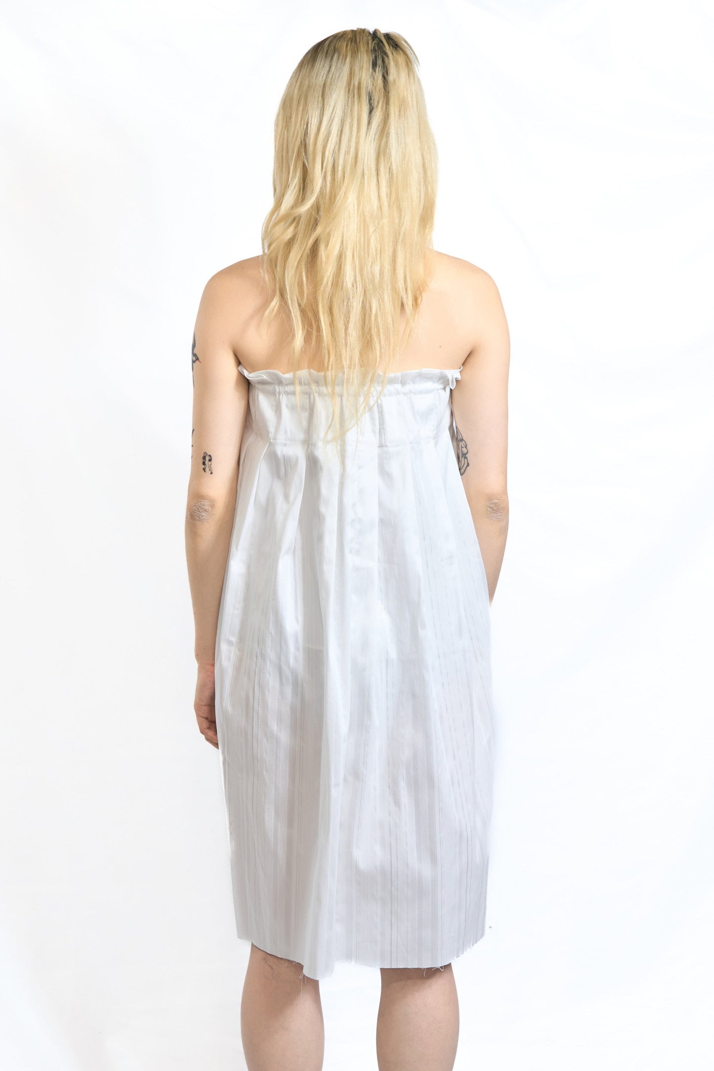 ASYMMETRIC BUTTON PLEATED SKIRT WHITE