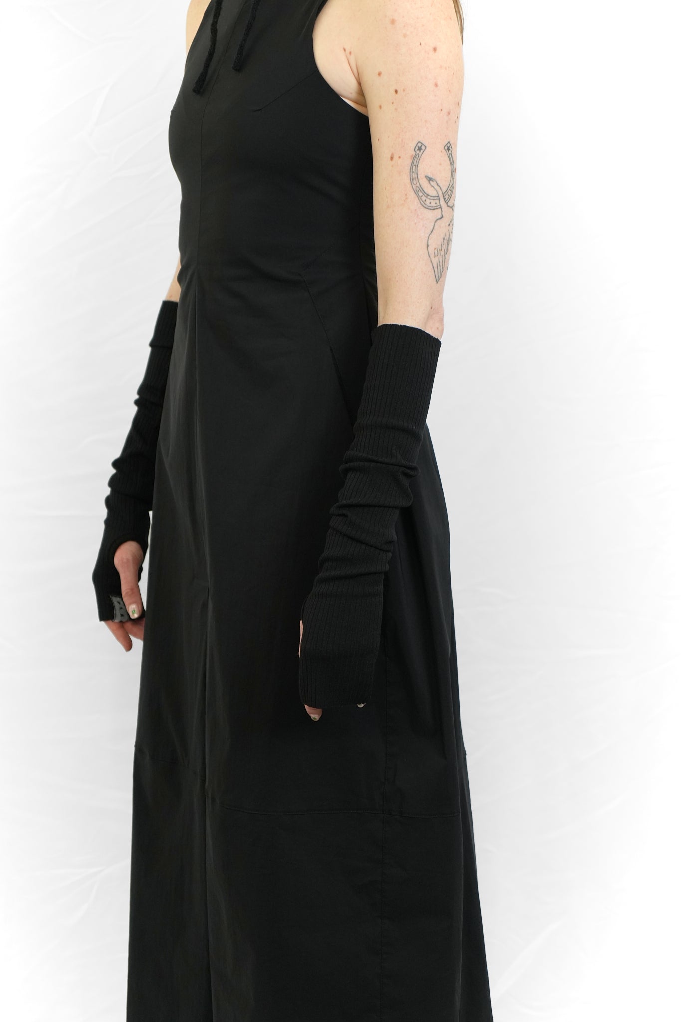 BLACK SLEEVELESS FLARED DRESS