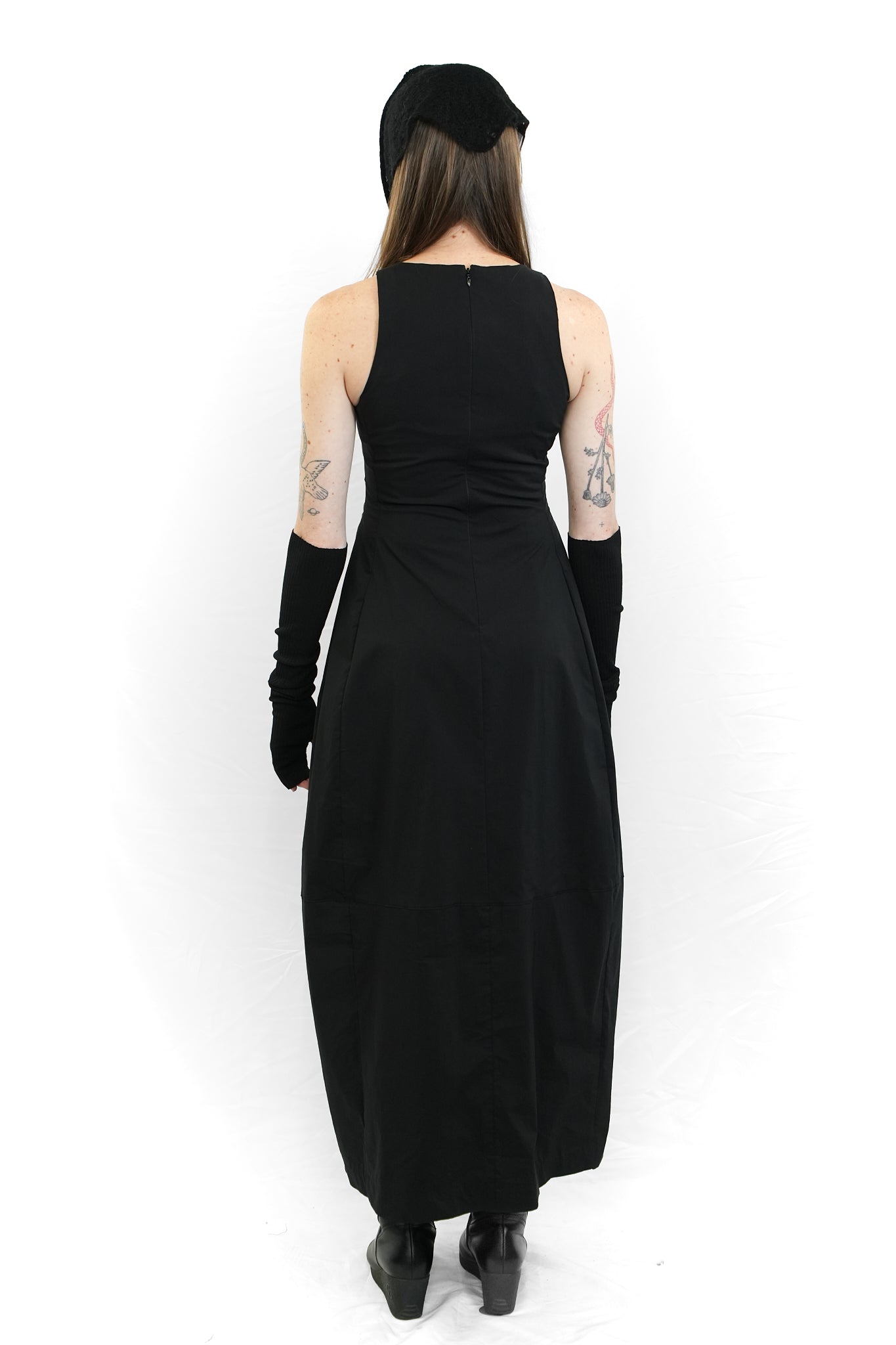 BLACK SLEEVELESS FLARED DRESS