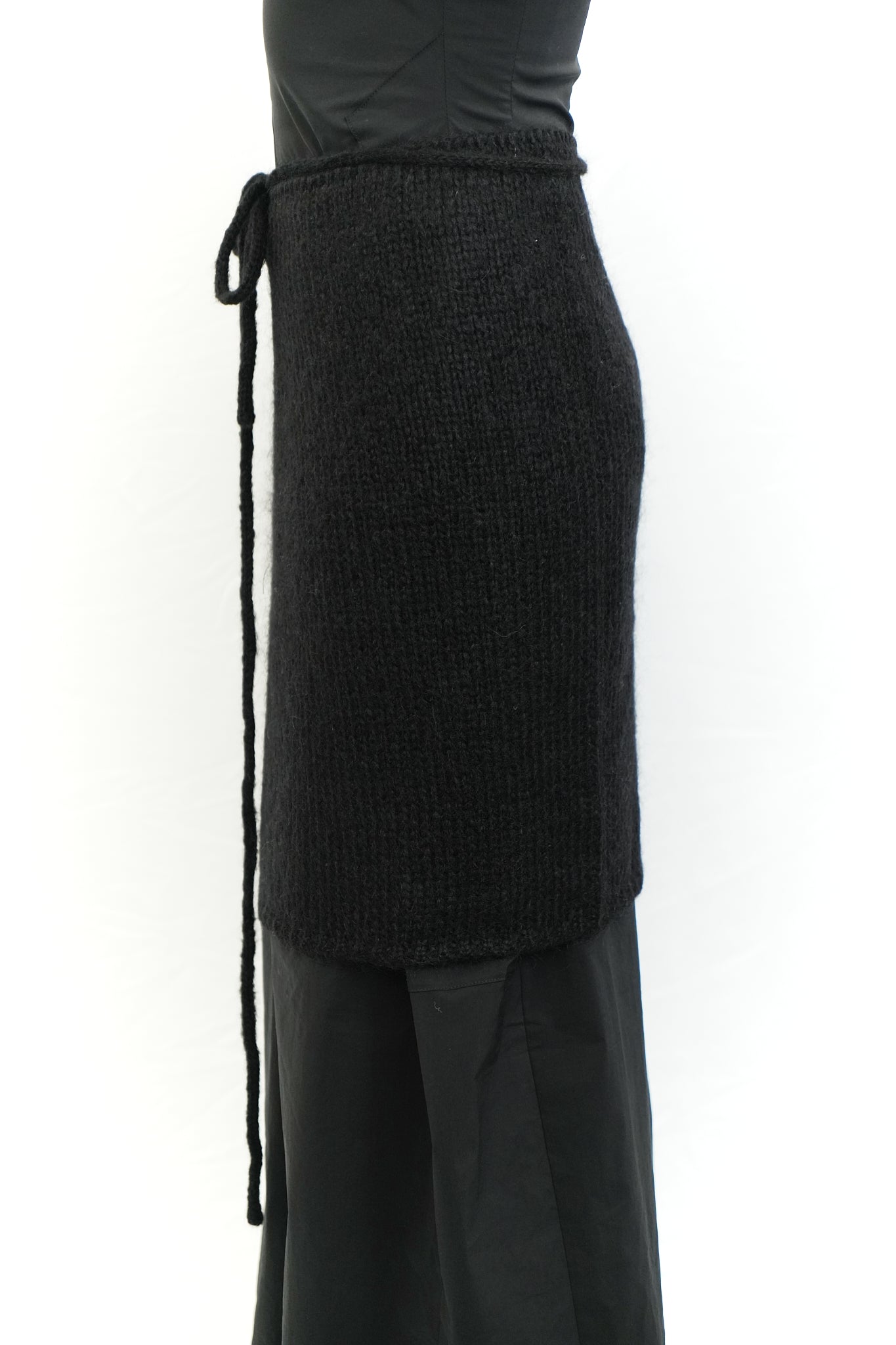KNITTED SQUARE SCARF WITH TIE DETAIL