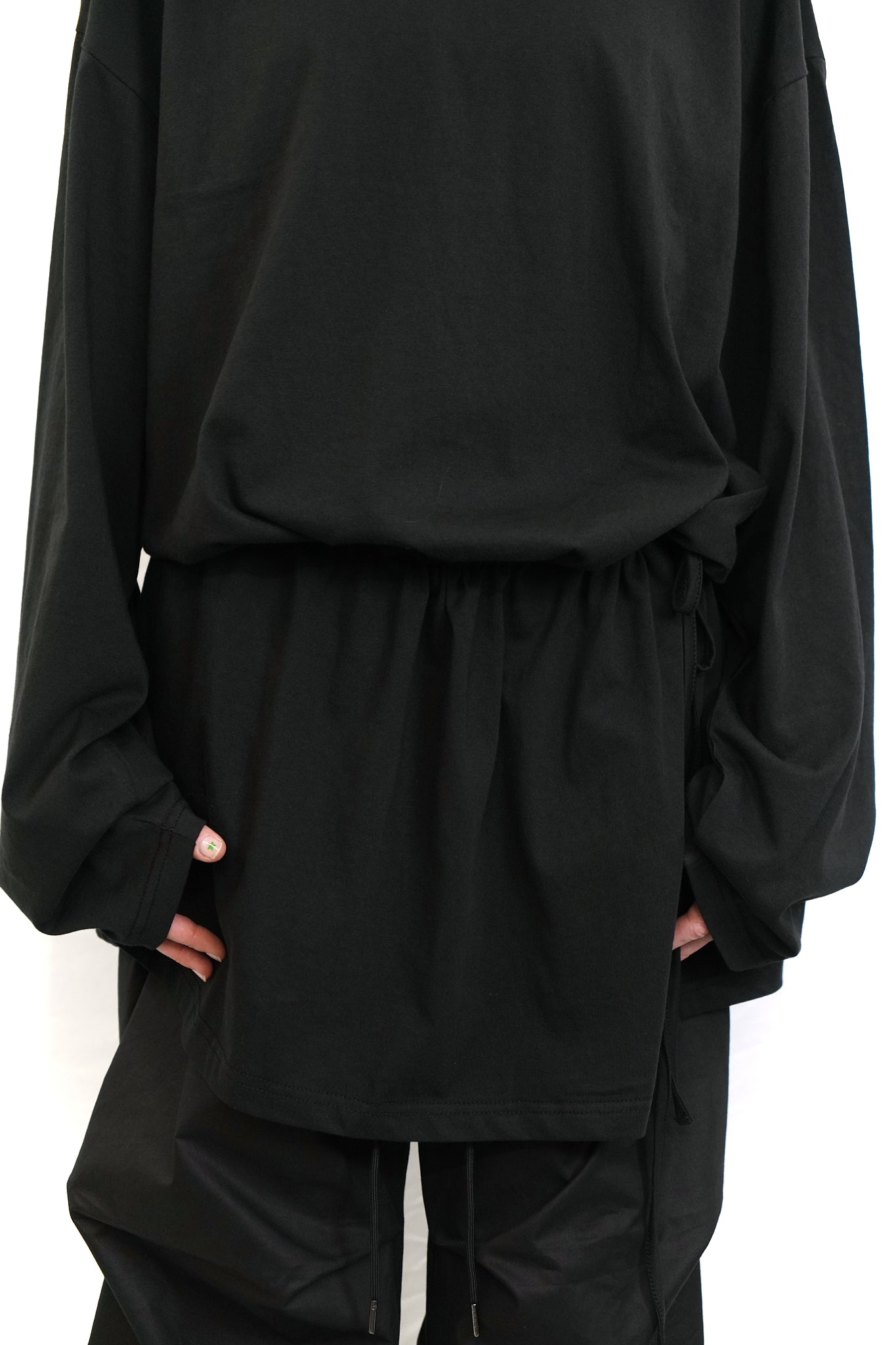 BLACK OVERSIZED LONG-SLEEVE TOP