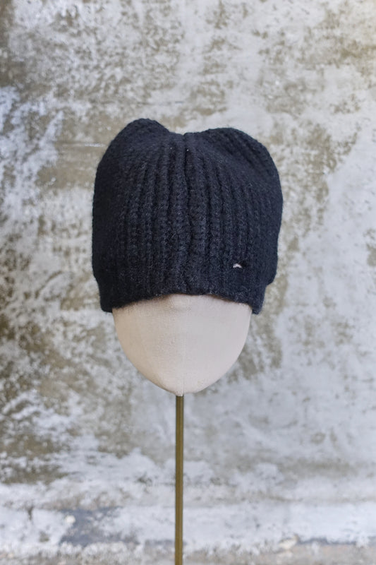 SCULPTED KNIT BEANIE - BLACK