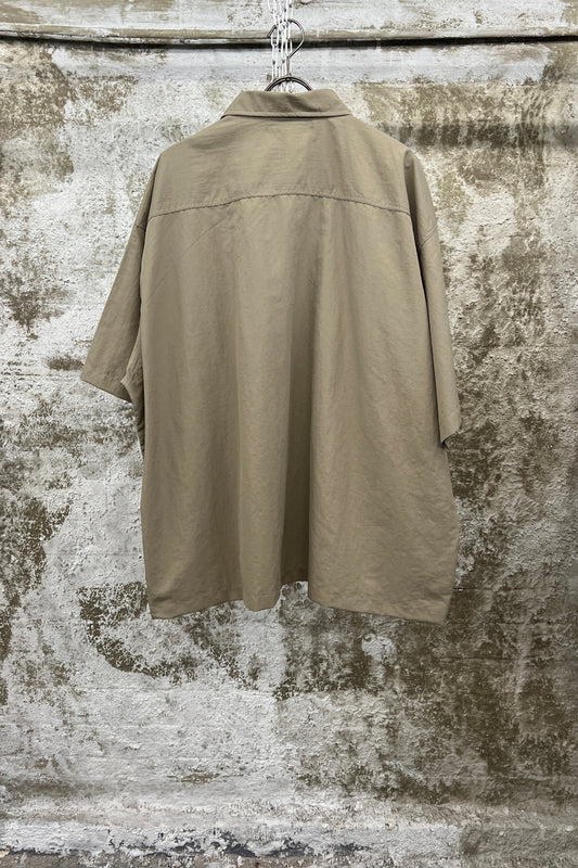 OVERSIZED UTILITY SHORT-SLEEVE SHIRT — CAMEL