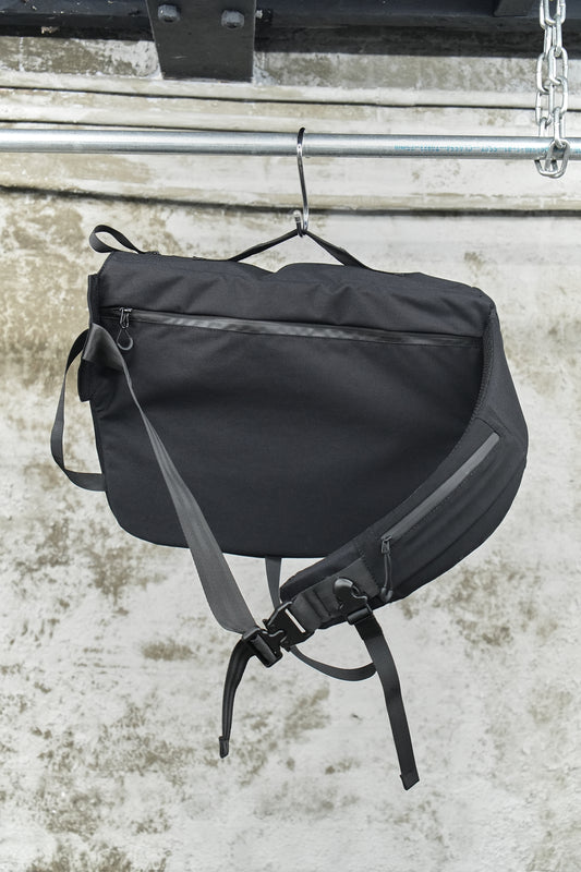 BLACK TECHNICAL MESSENGER BAG