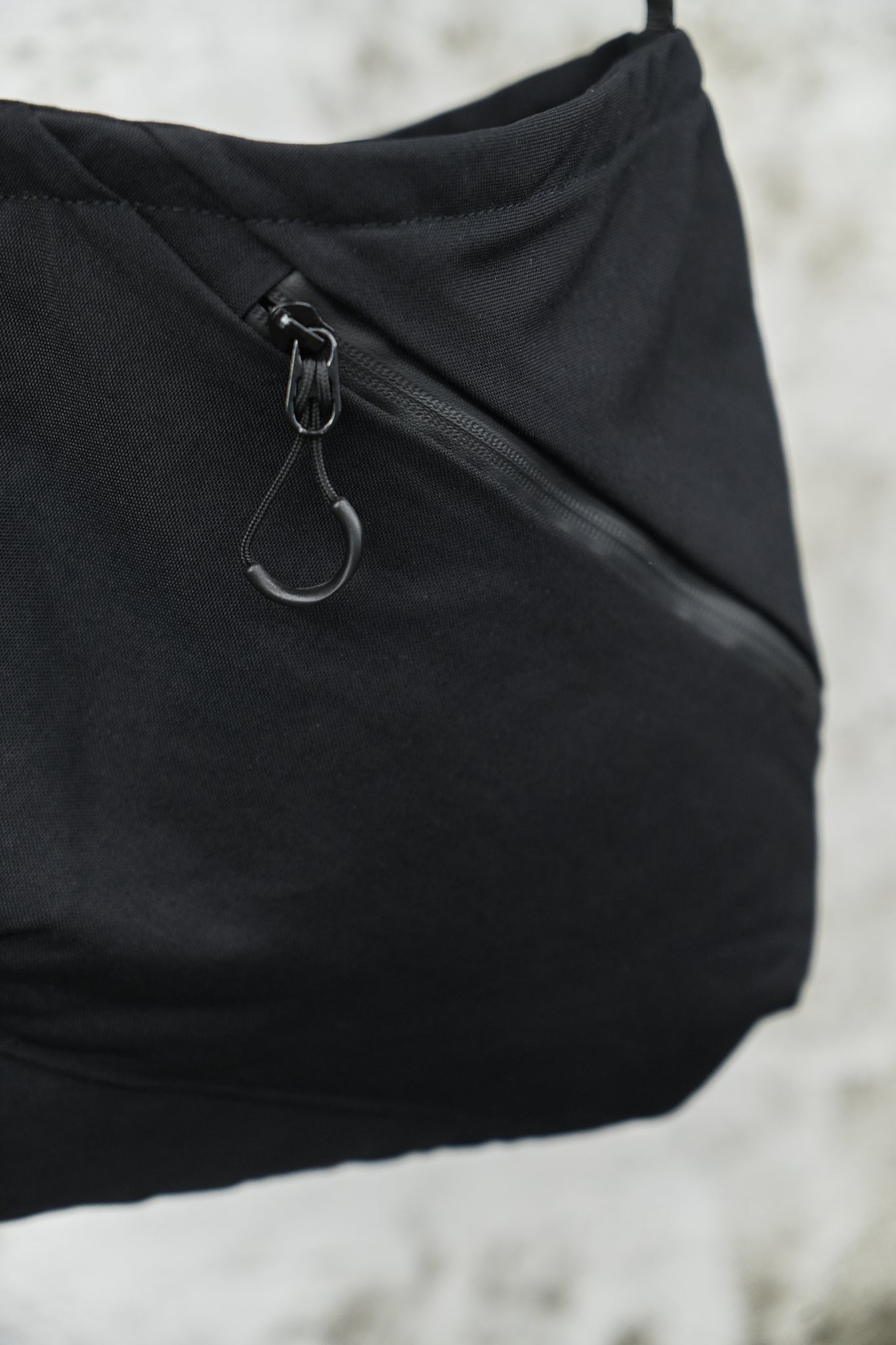 BLACK TECHNICAL SLING BAG