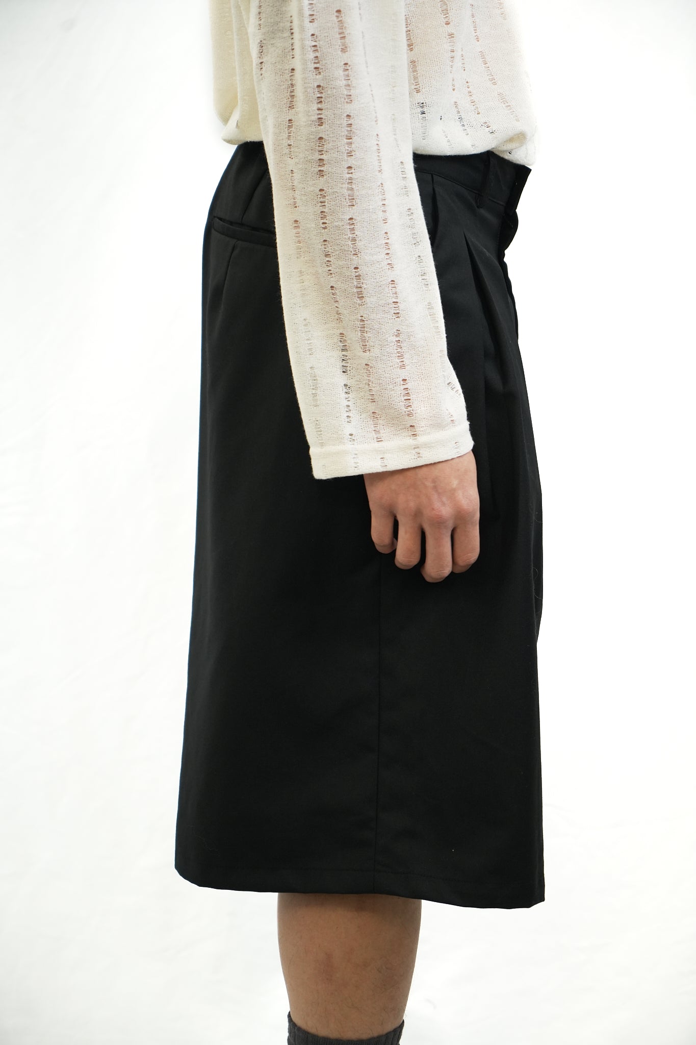 BLACK PLEATED BERMUDAS SHORTS