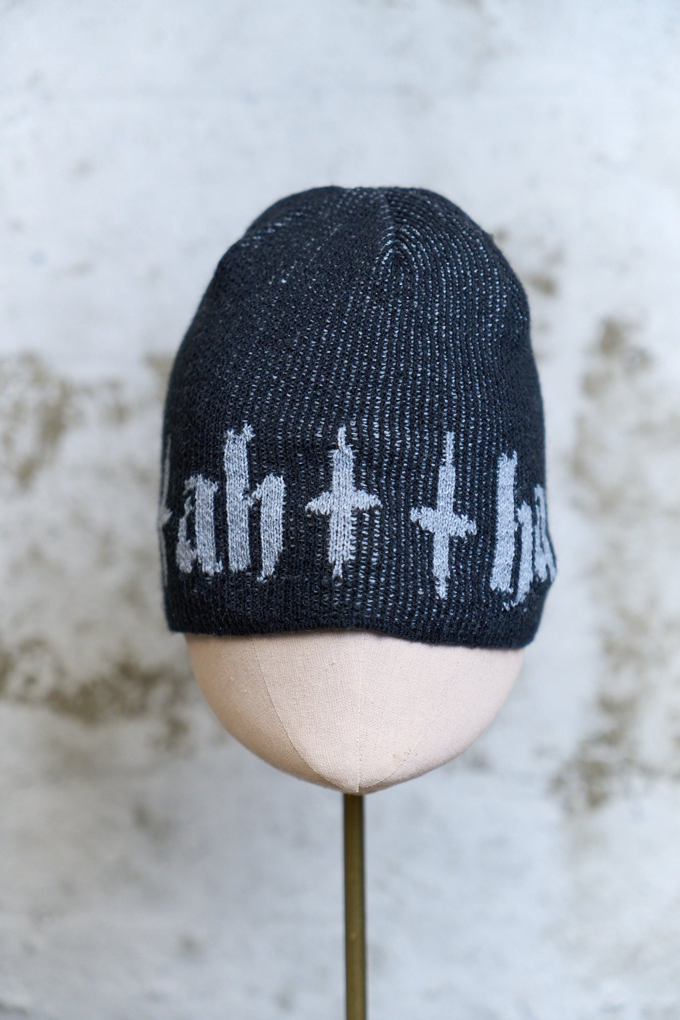 GRAPHIC LOGO KNIT BEANIE — BLACK