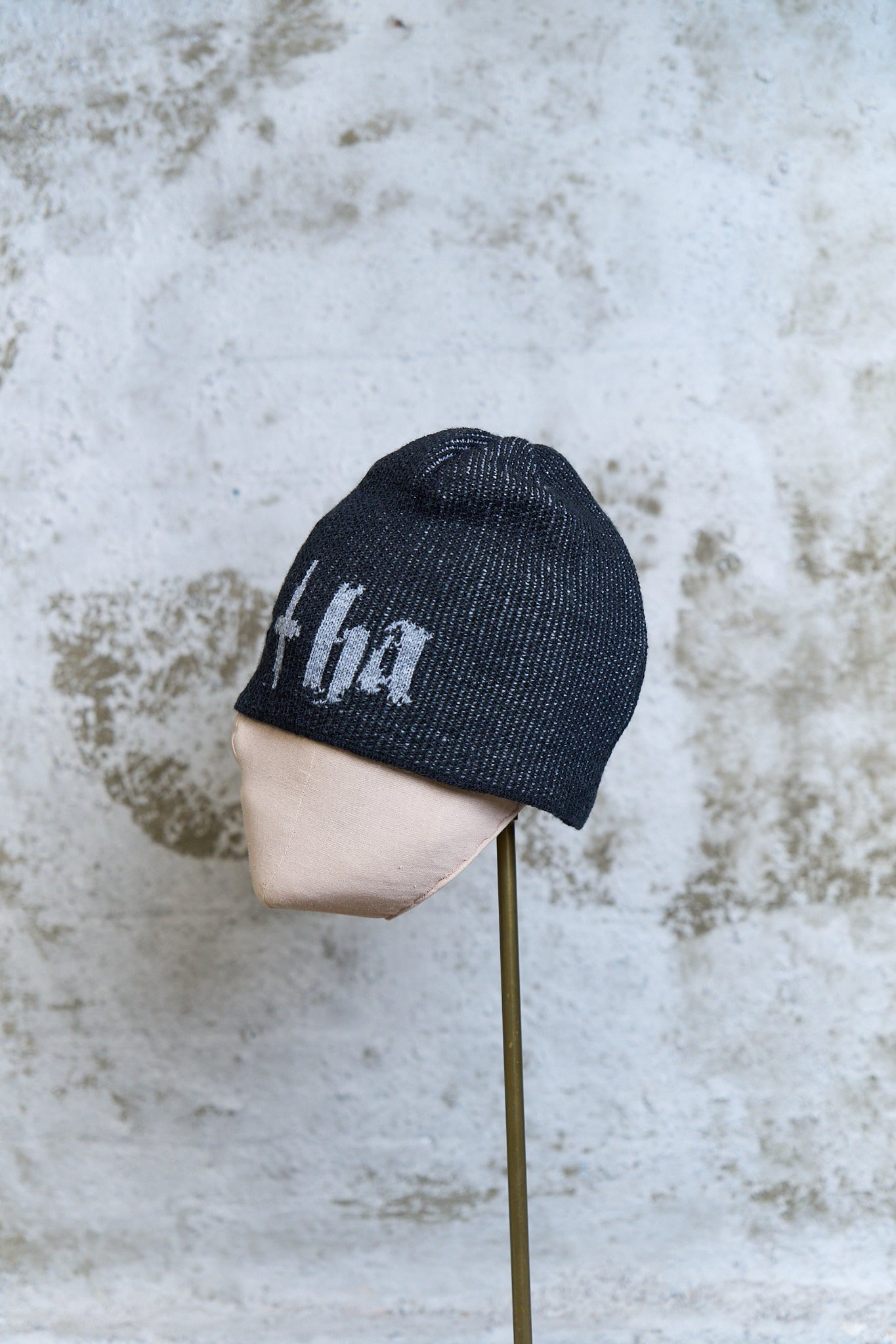 GRAPHIC LOGO KNIT BEANIE — BLACK