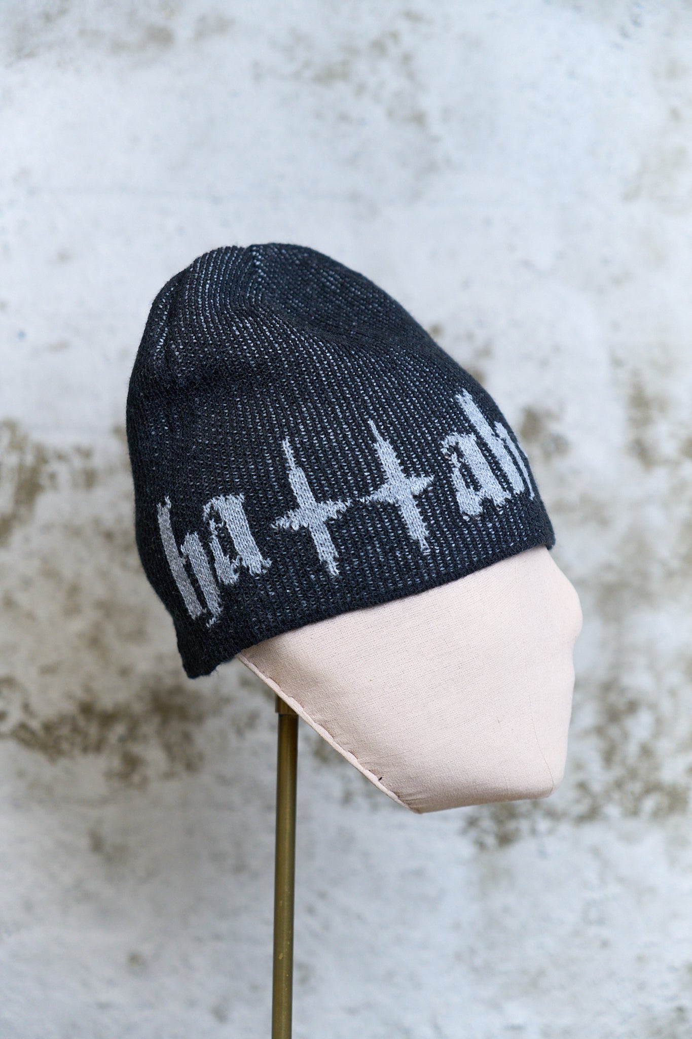 GRAPHIC LOGO KNIT BEANIE — BLACK