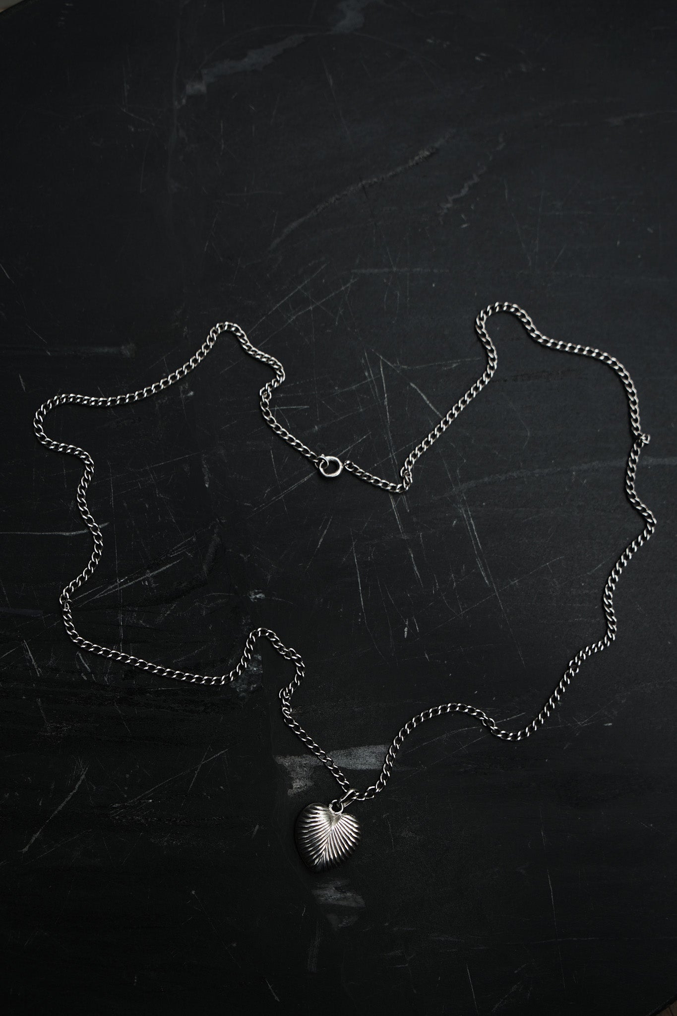RIBBED HEART PENDANT / CHAIN — STERLING SILVER 925 (10G)