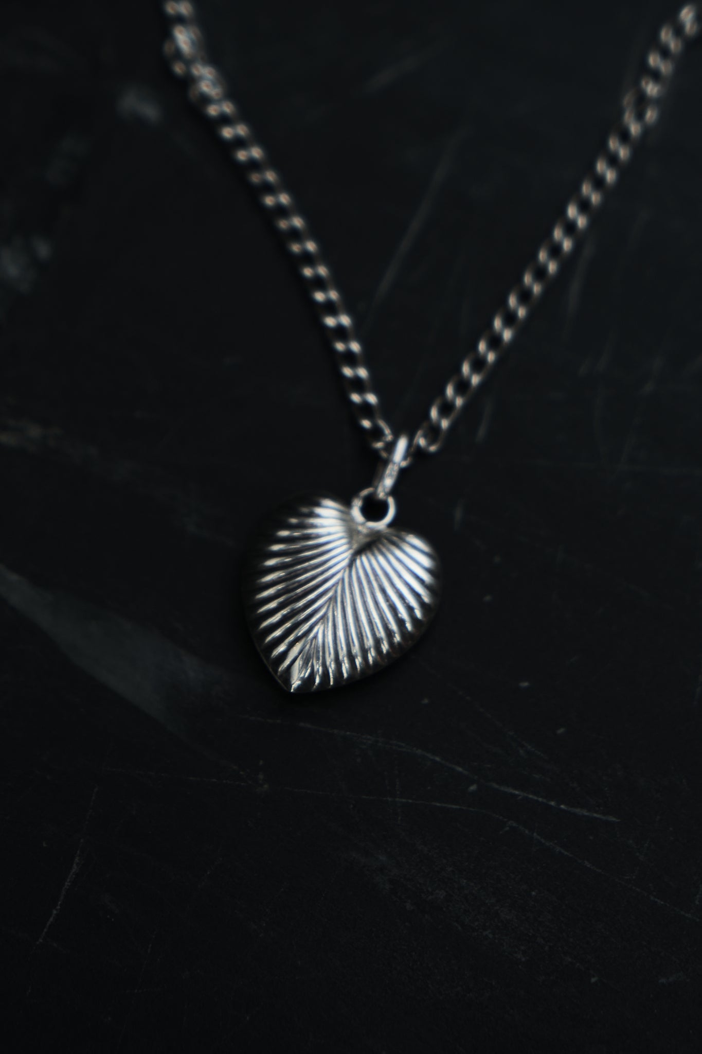 RIBBED HEART PENDANT / CHAIN — STERLING SILVER 925 (10G)