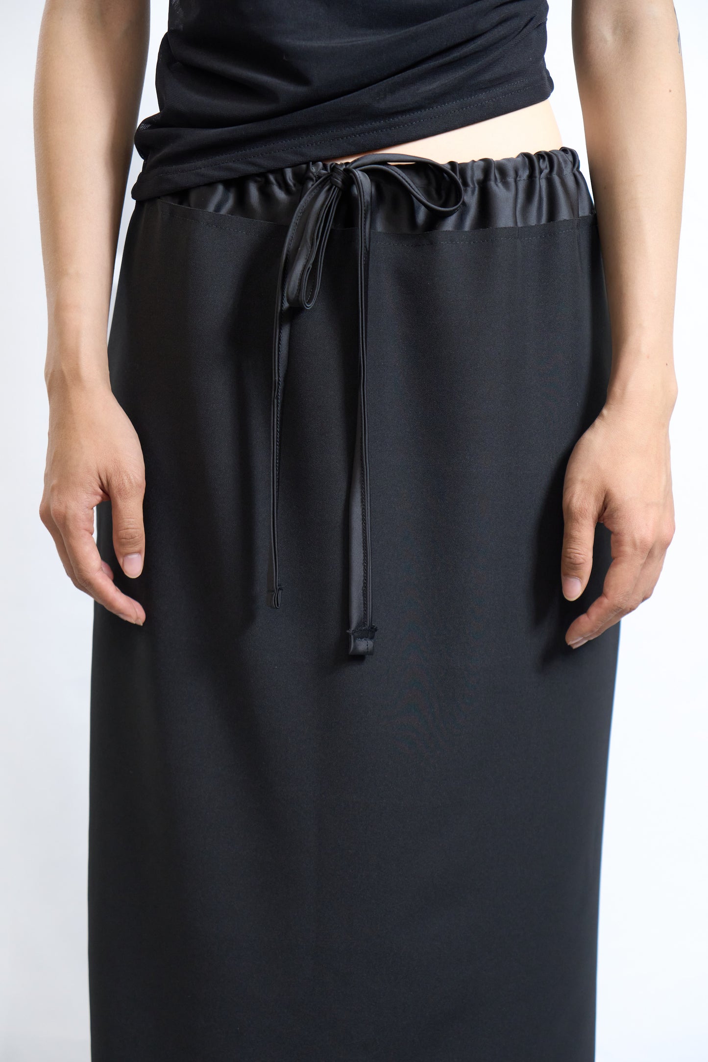 SATIN-WAIST STRAIGHT SKIRT BLACK
