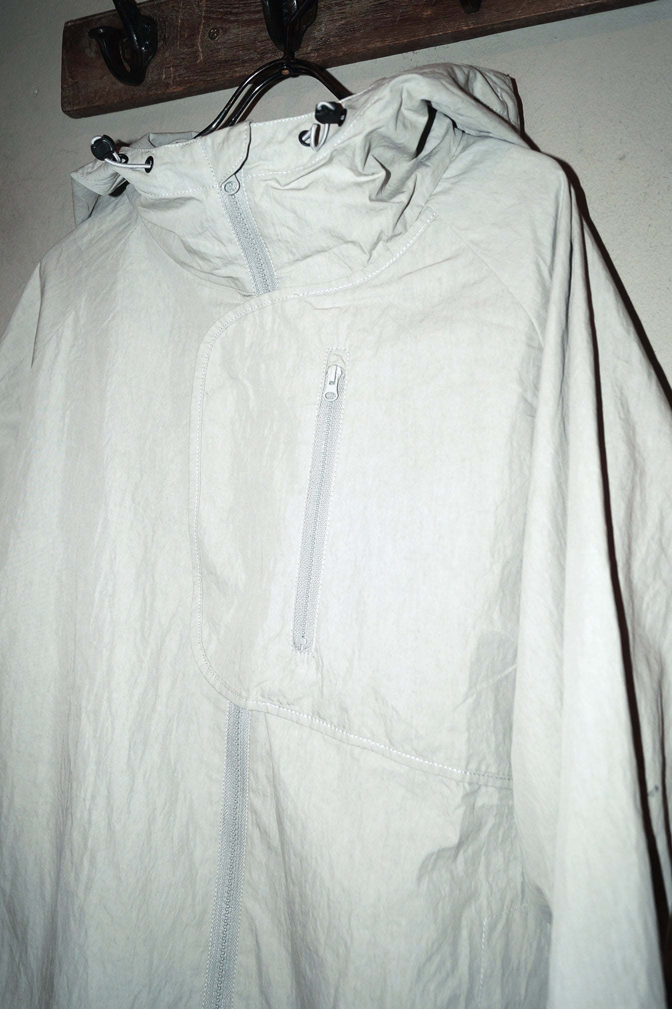 75-RC TECHNICAL UTILITY HOODED JACKET LIGHT STONE