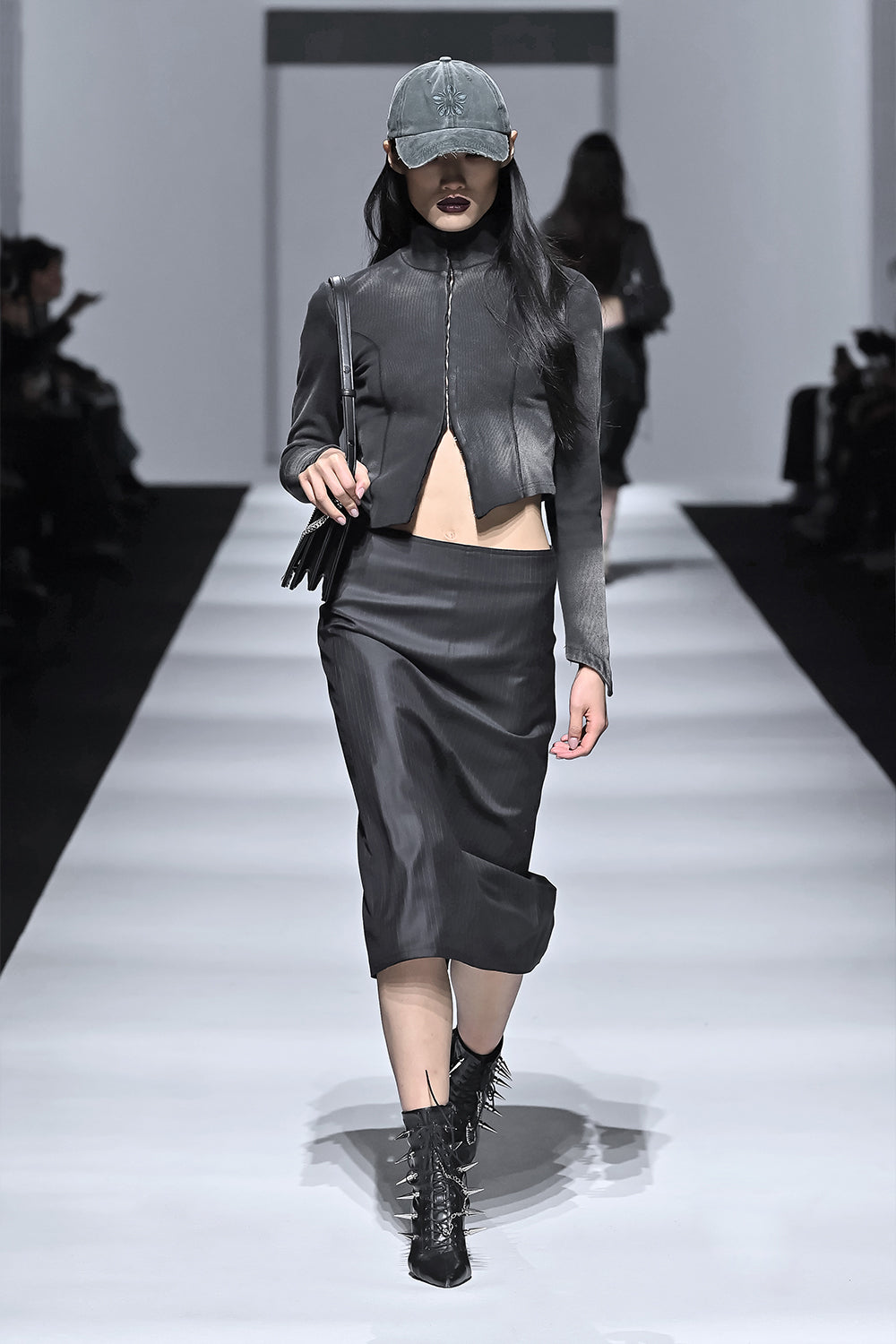 UL:KIN BLEACH WASHED ASYMMETRIC COTTON TOP BLACK