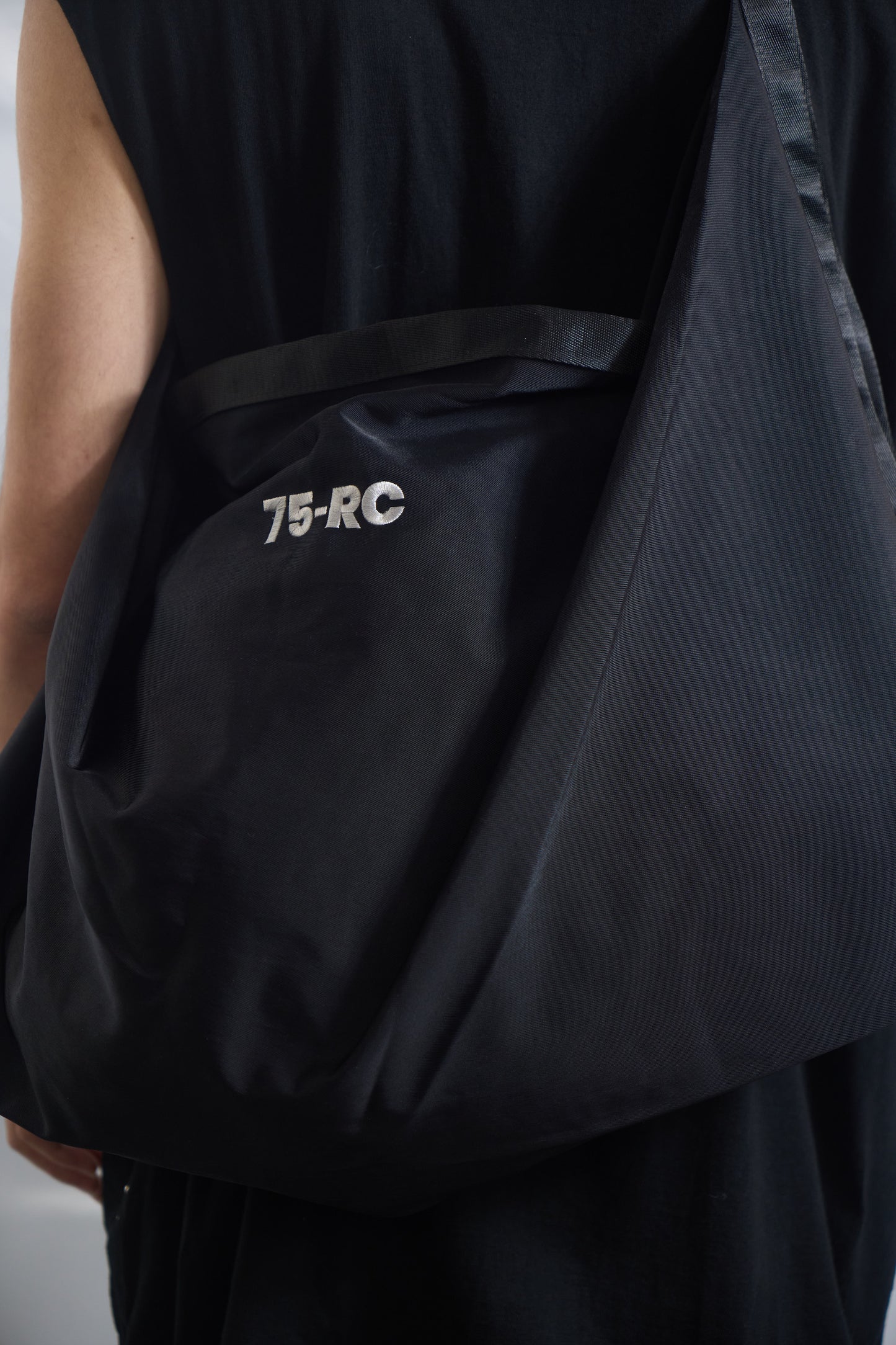 75-RC UTILITY NYLON SLING BAG BLACK