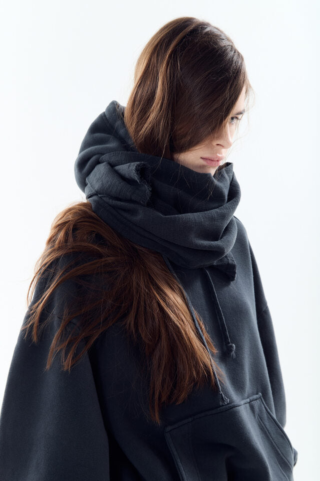 DYED RAW-EDGED HOODIE WITH LINEN MUFFLER BLACK