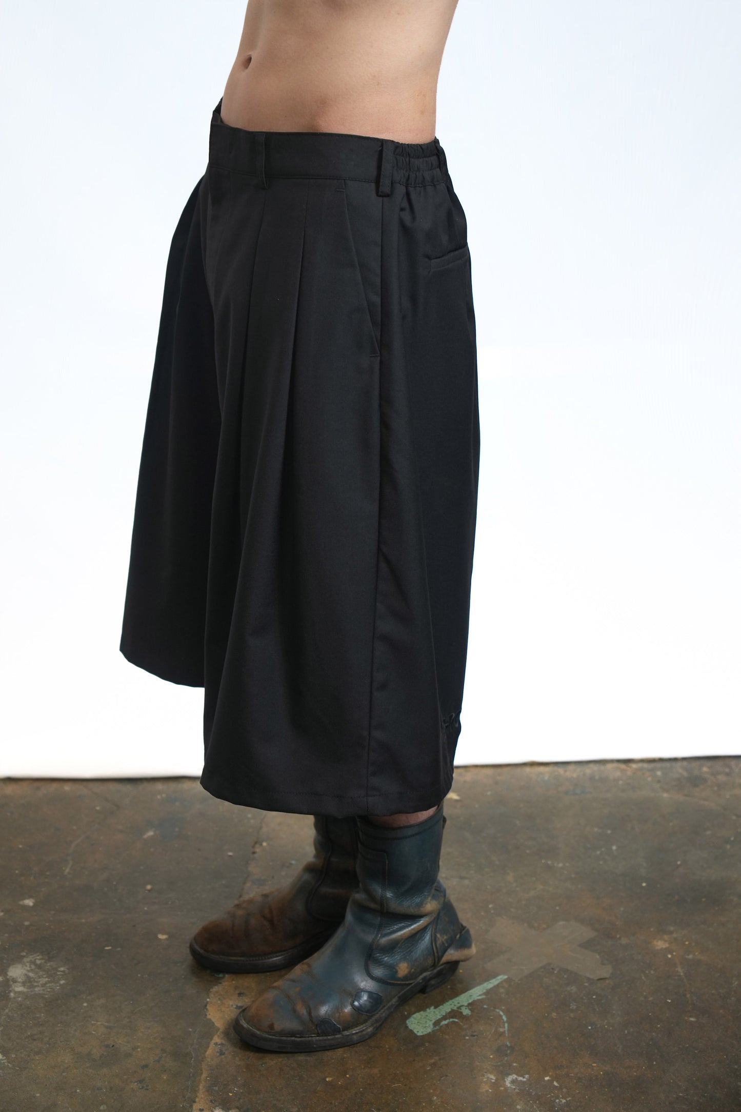 75-RC TWO-TUCK TROUSER SHORTS BLACK