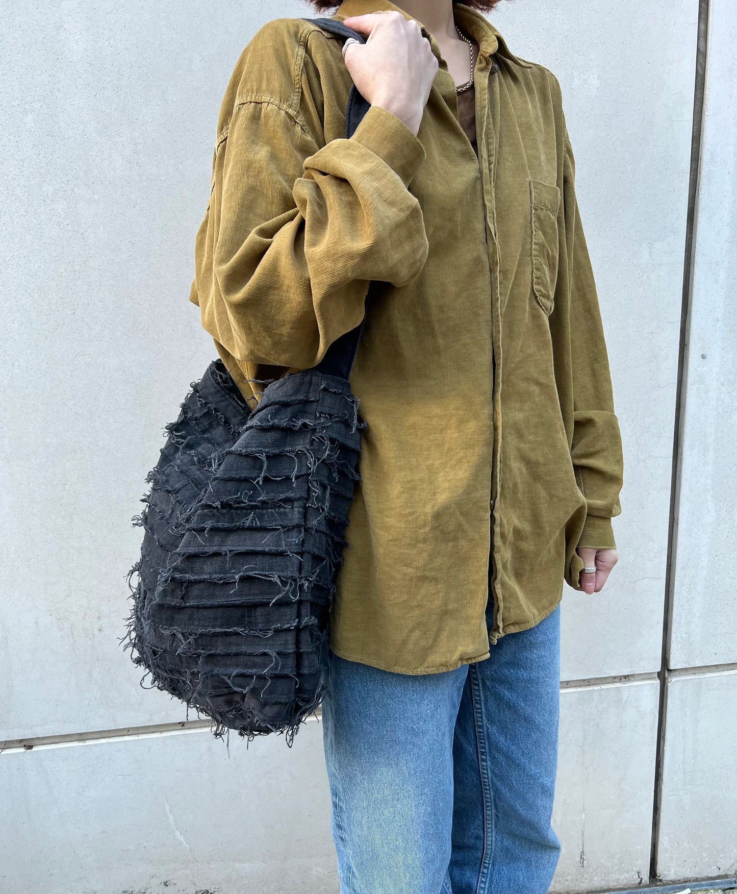 REVERSIBLE SLOUCH DENIM BAG BLACK