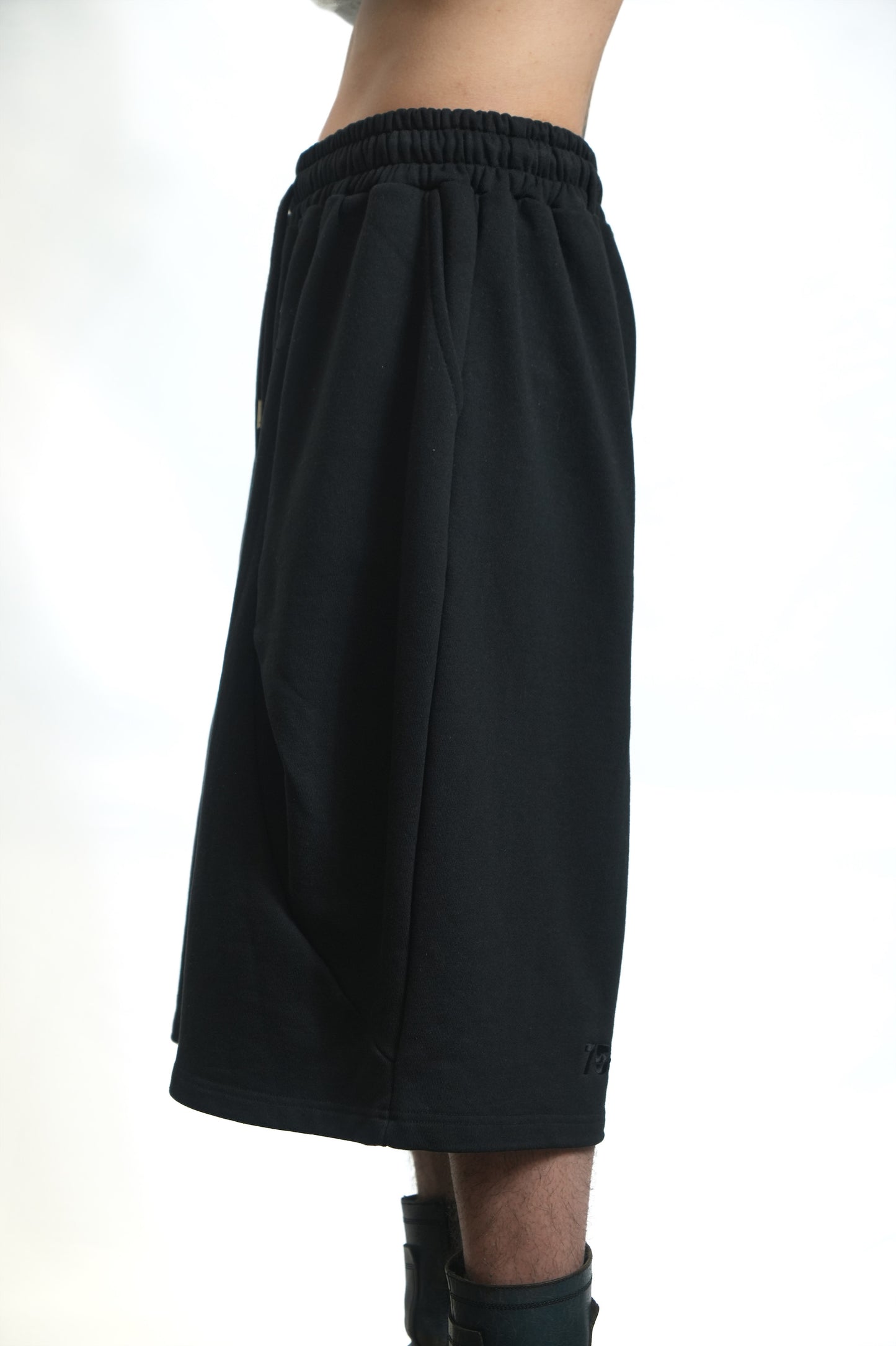 75-RC  STRUCTURED SHORTS BLACK