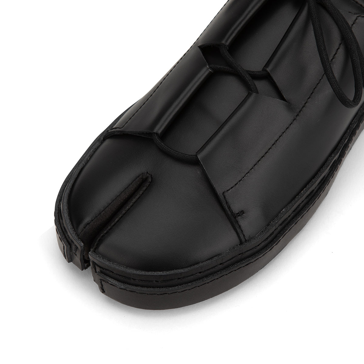 RYOMA TABI TOE BLACK LEATHER FLATS