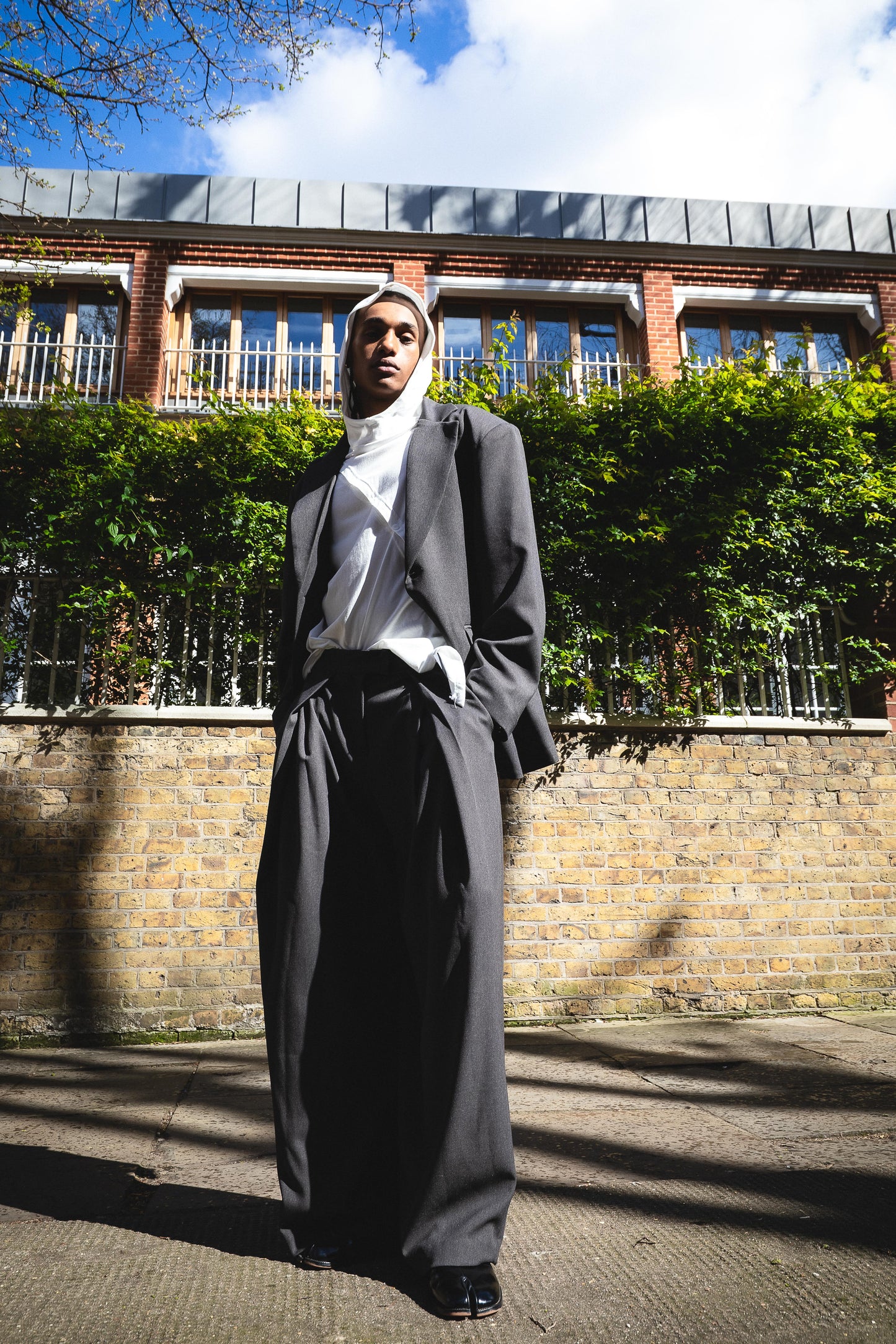 MINIMAL TUCK WIDE TROUSERS — GREY