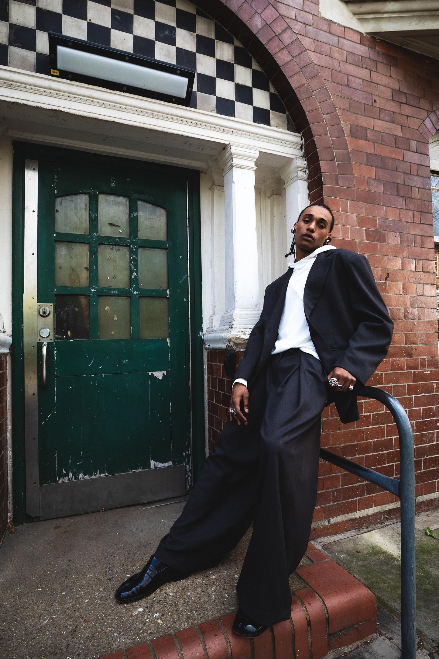 MINIMAL TUCK WIDE TROUSERS — GREY