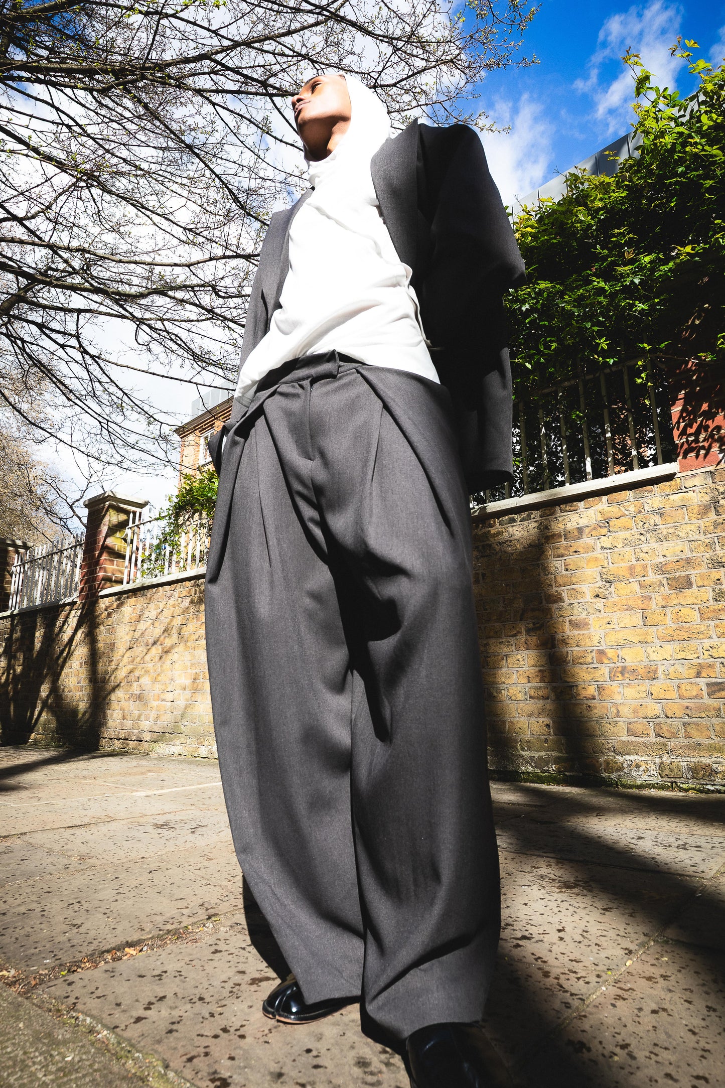 MINIMAL TUCK WIDE TROUSERS — GREY