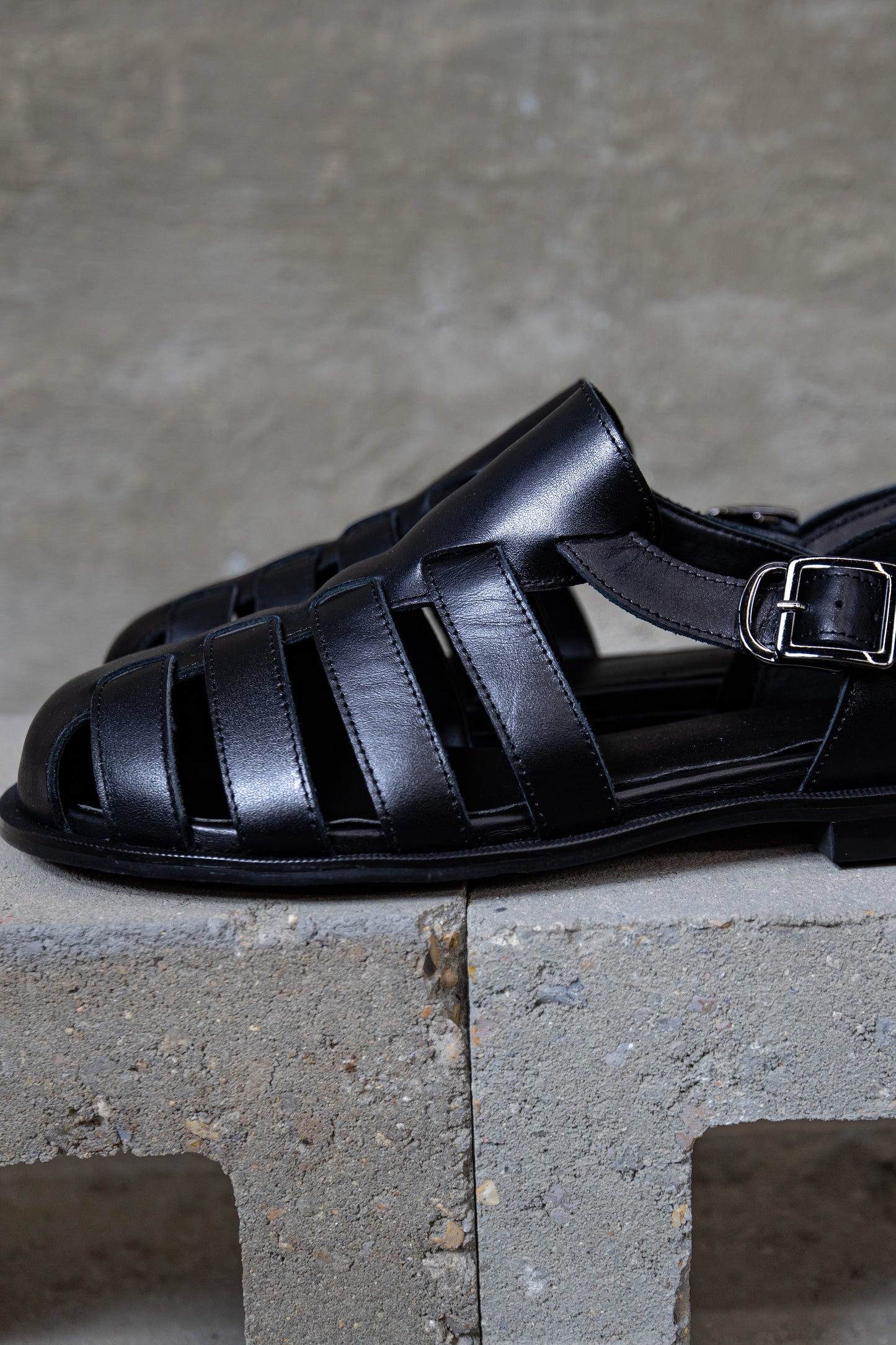 STRAP LEATHER SANDAL