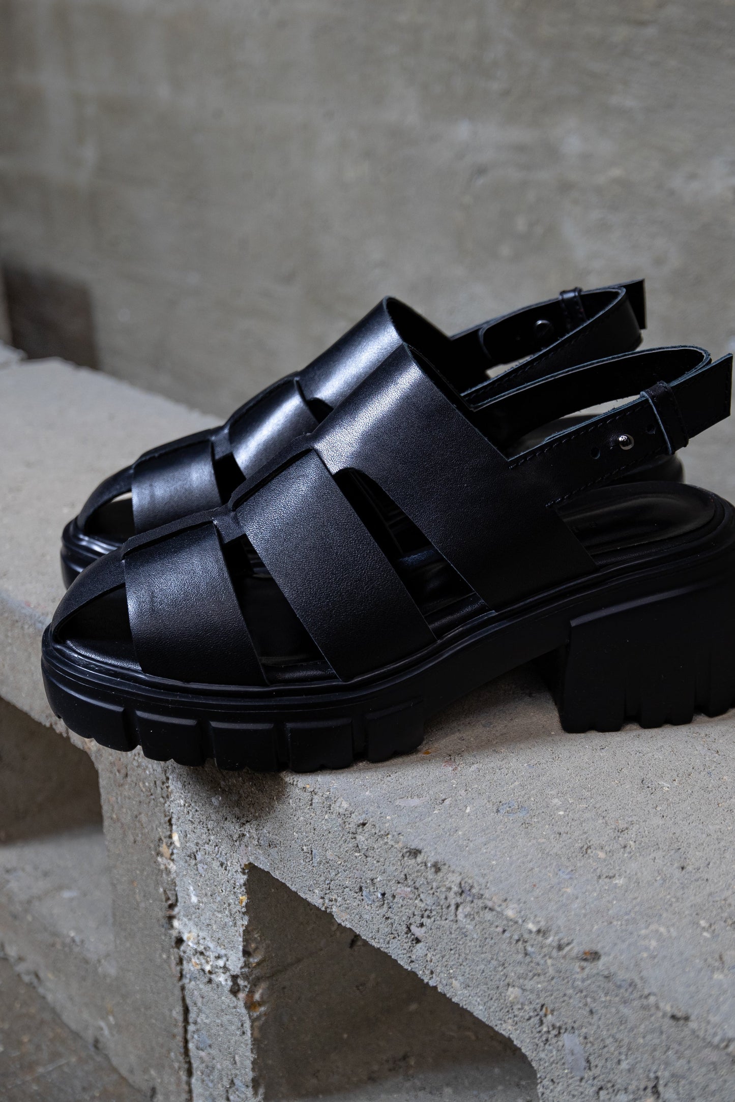 CHUNKY STRAP SANDAL