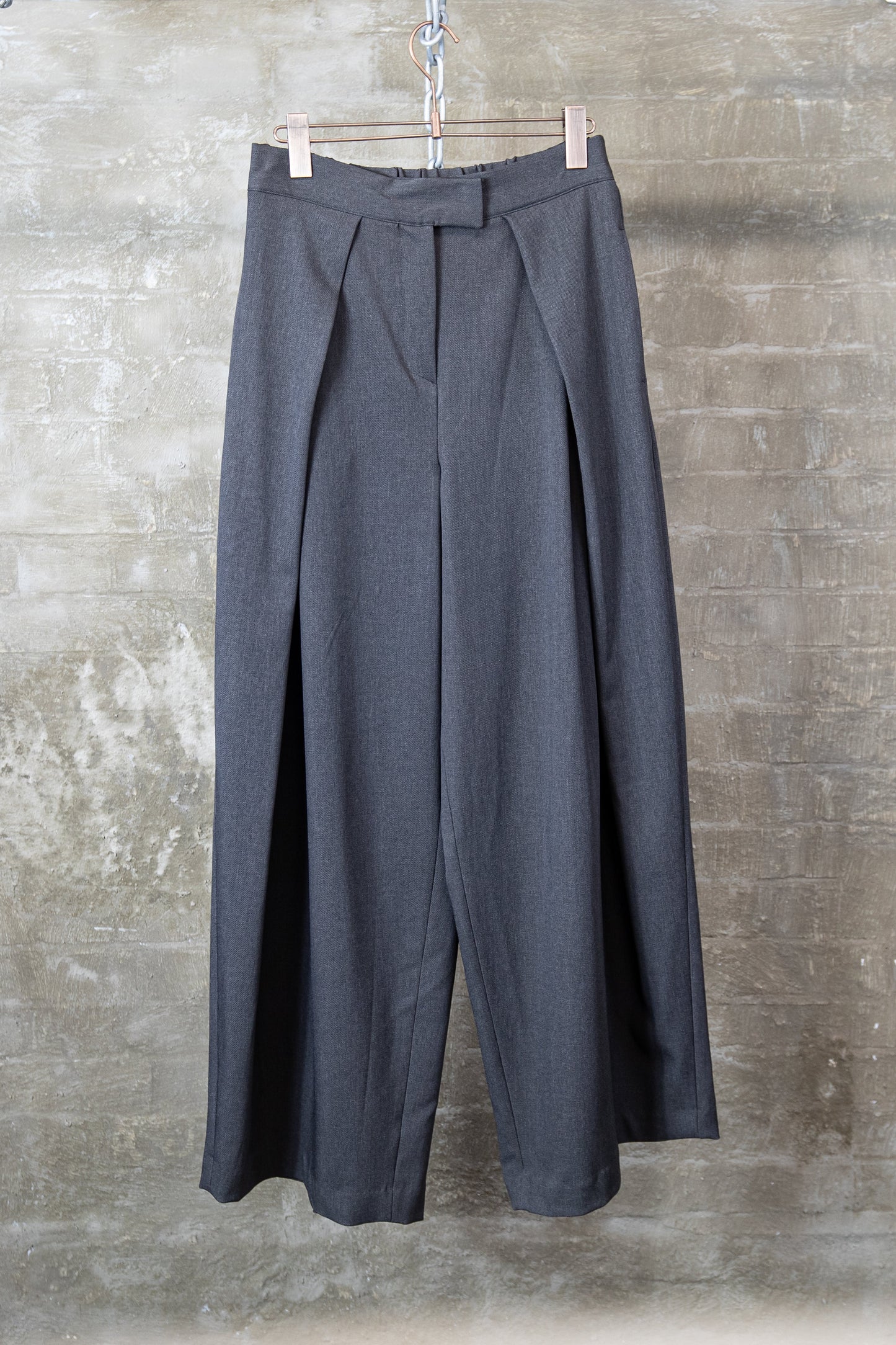 MINIMAL TUCK WIDE TROUSERS — GREY
