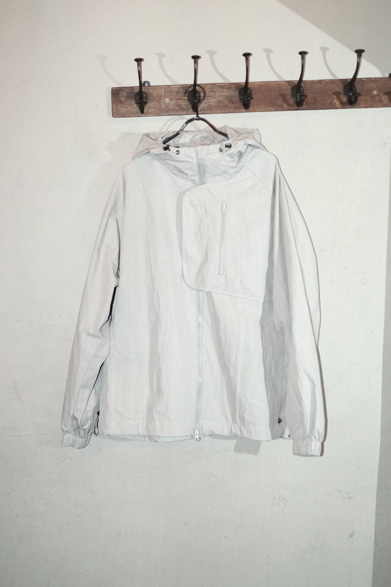 75-RC TECHNICAL UTILITY HOODED JACKET LIGHT STONE