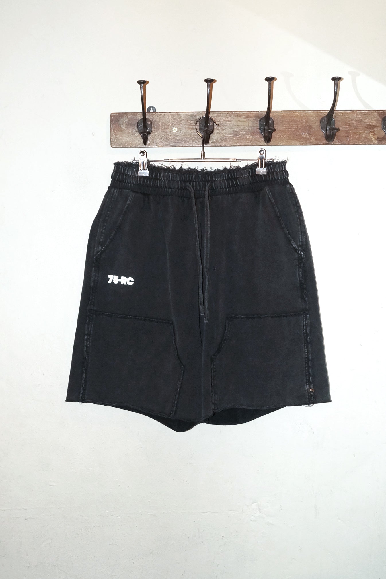 WASH-OUT PIGMENT RAW CUT SHORTS