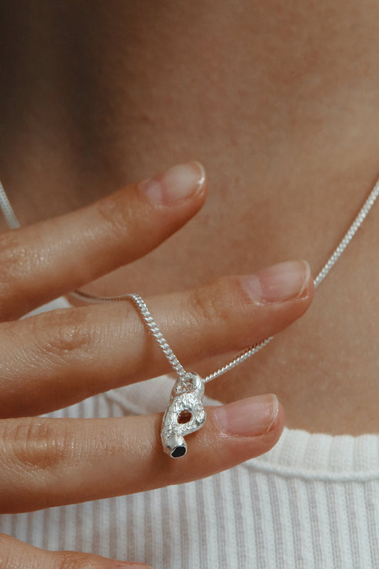 BLACK BILLOW NECKLACE