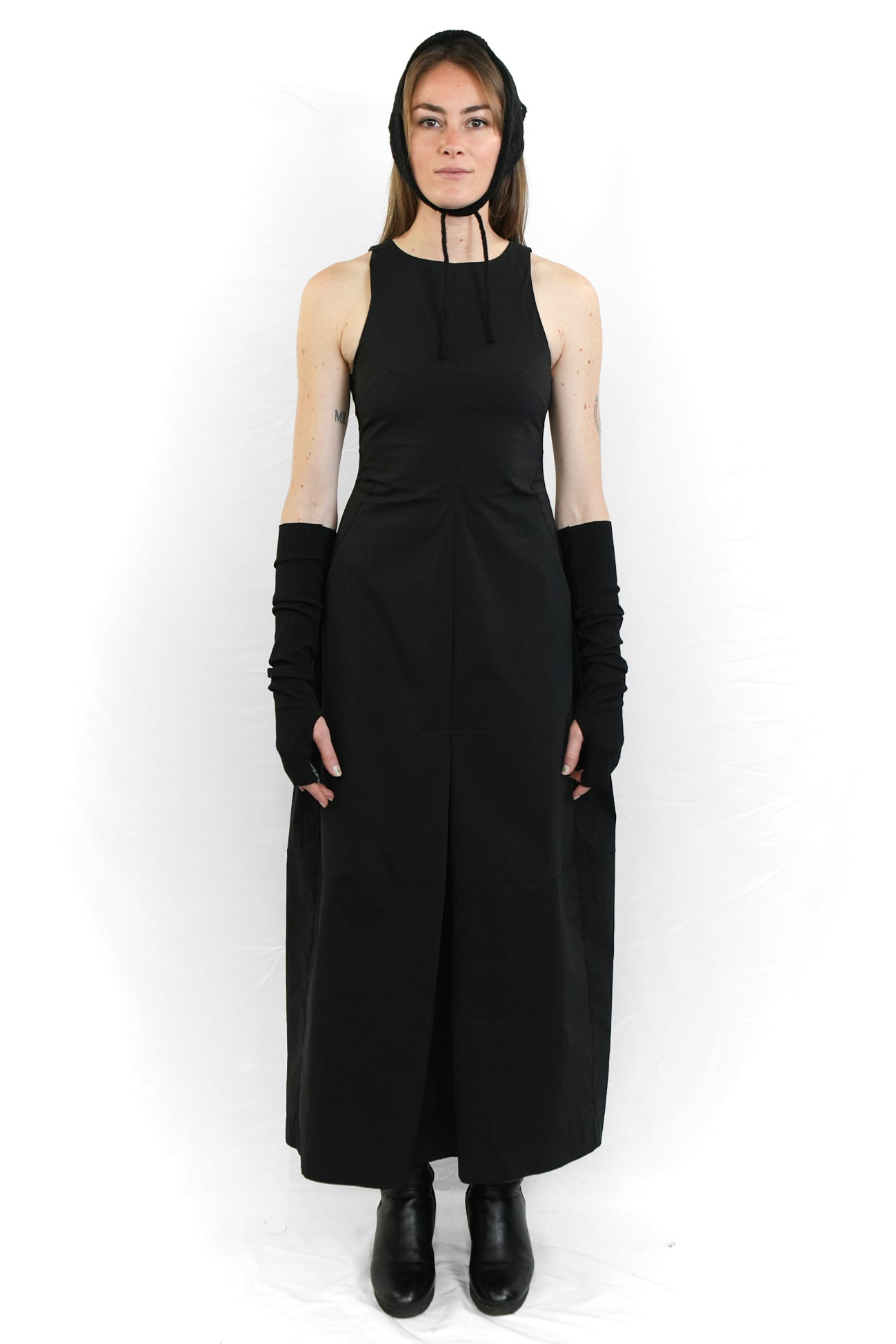 BLACK SLEEVELESS FLARED DRESS