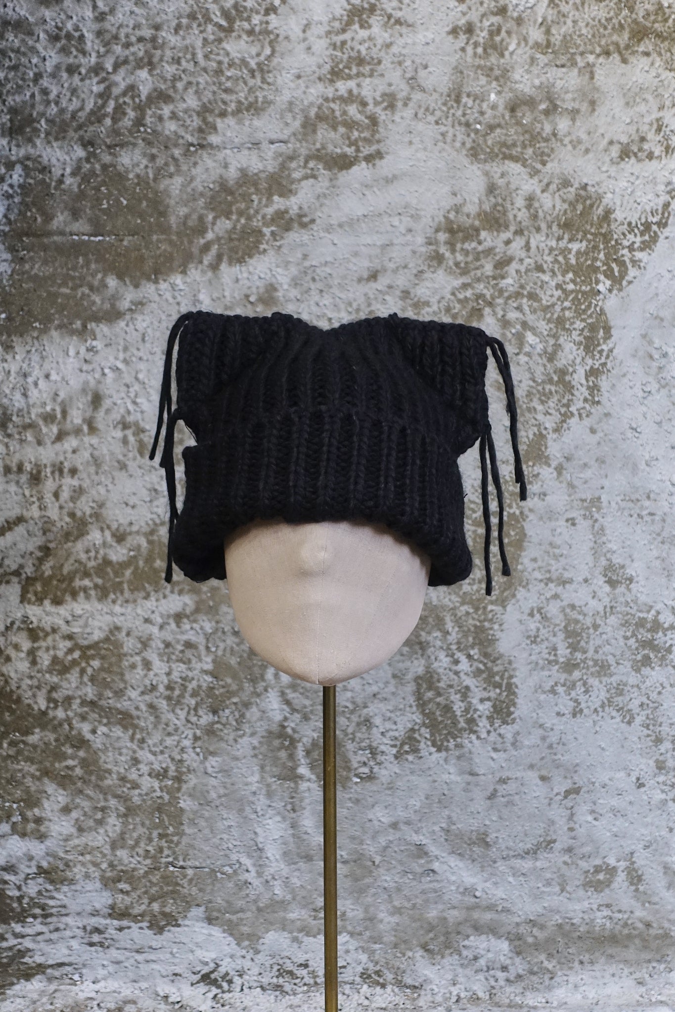 DOUBLE PEAK KNIT BEANIE - BLACK