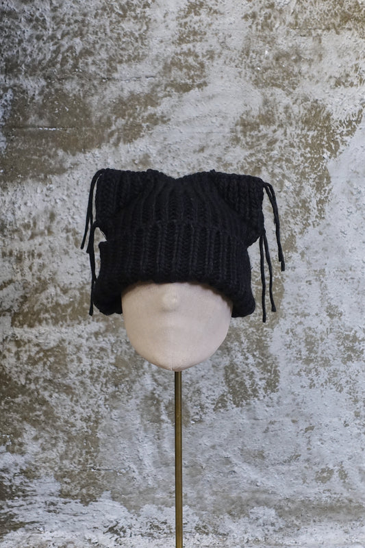 DOUBLE PEAK KNIT BEANIE - BLACK