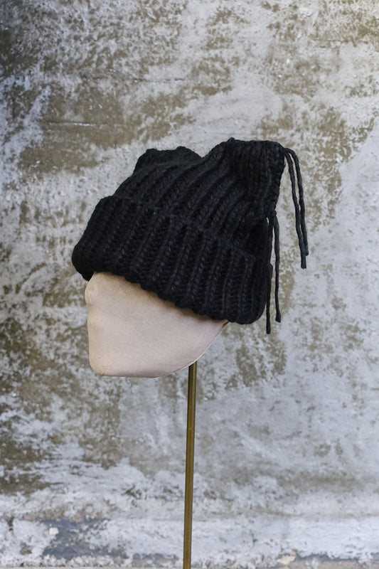 DOUBLE PEAK KNIT BEANIE - BLACK