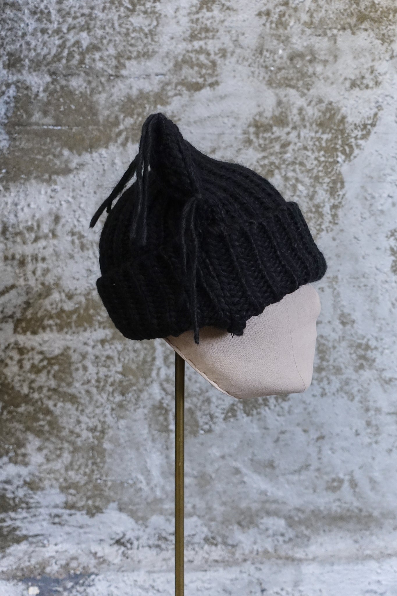 DOUBLE PEAK KNIT BEANIE - BLACK
