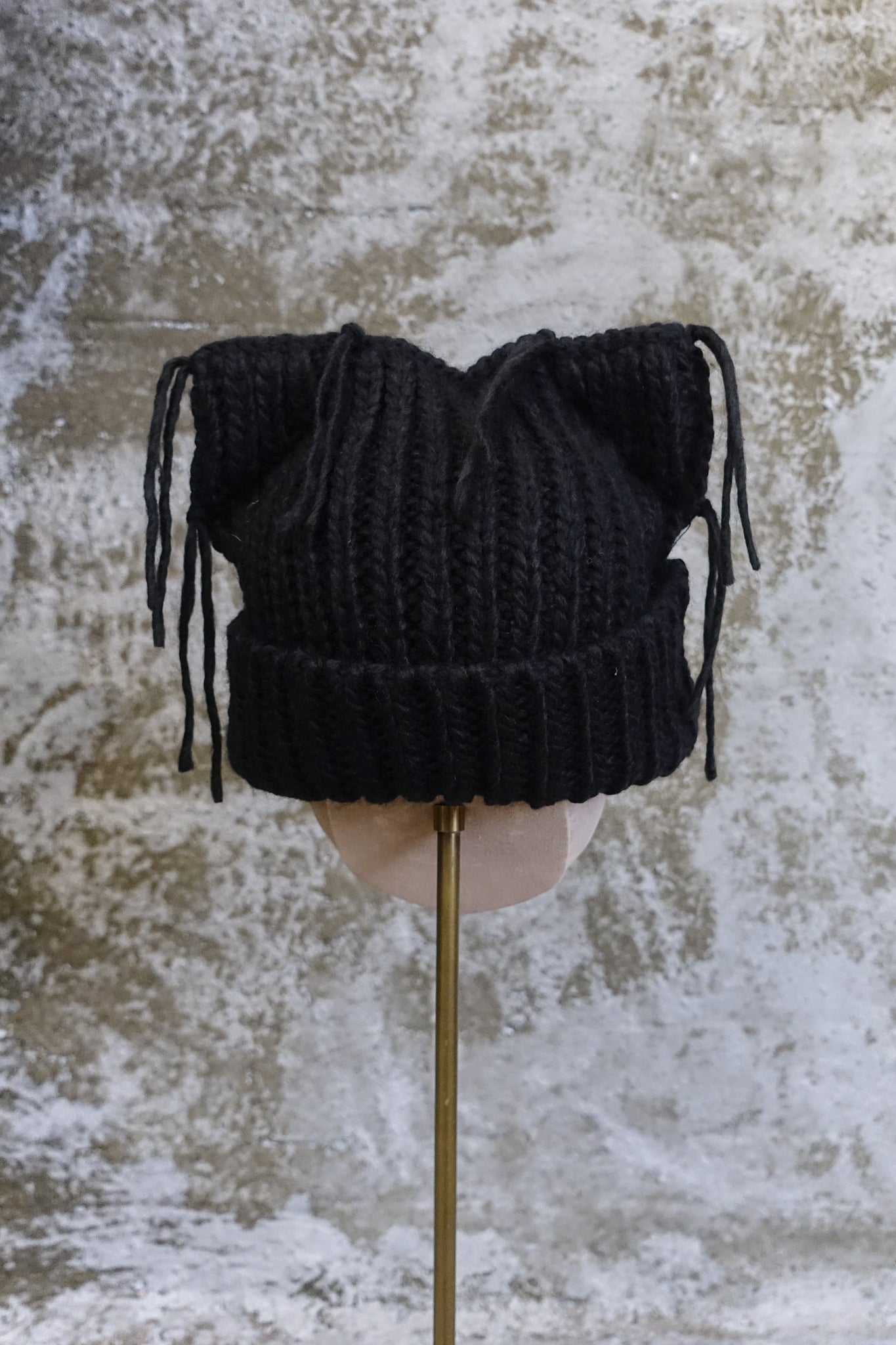 DOUBLE PEAK KNIT BEANIE - BLACK
