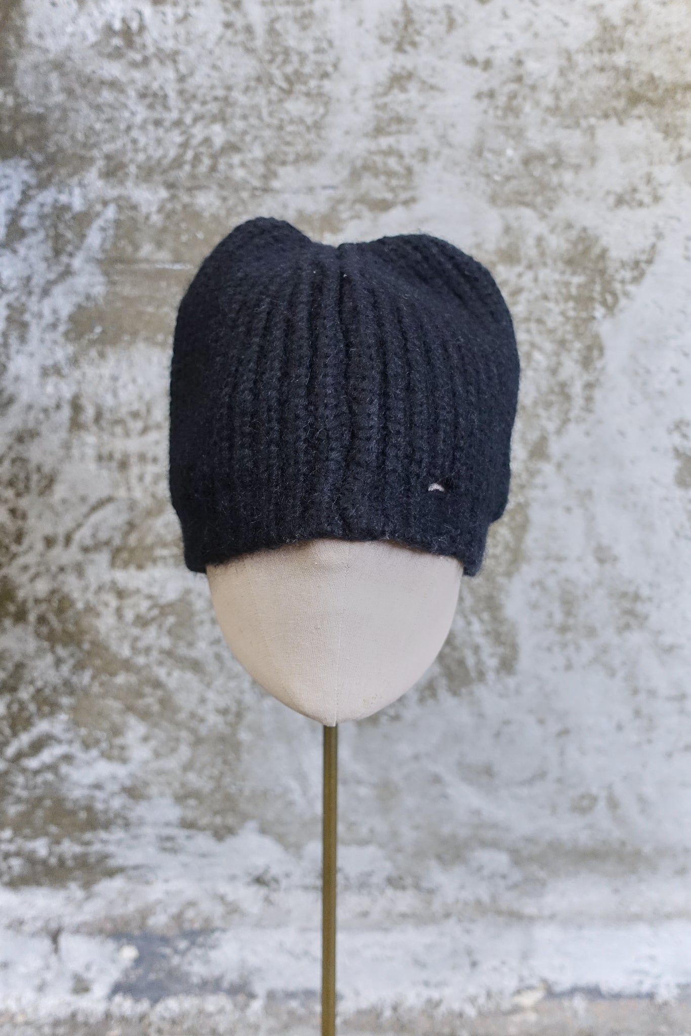 SCULPTED KNIT BEANIE - BLACK